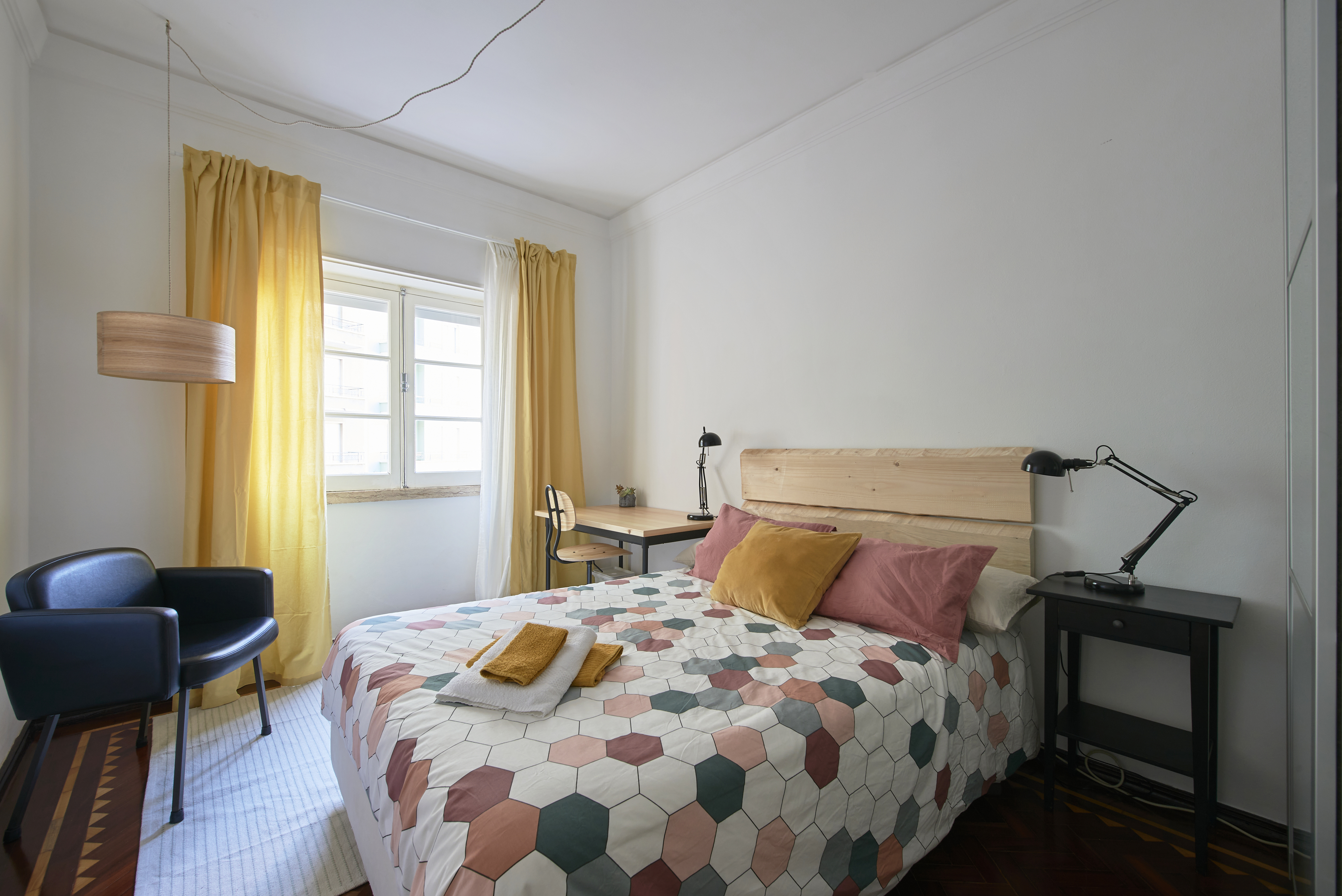 Luminous bedroom in Arroios in Arroios, lisboa – photo 2 of 25