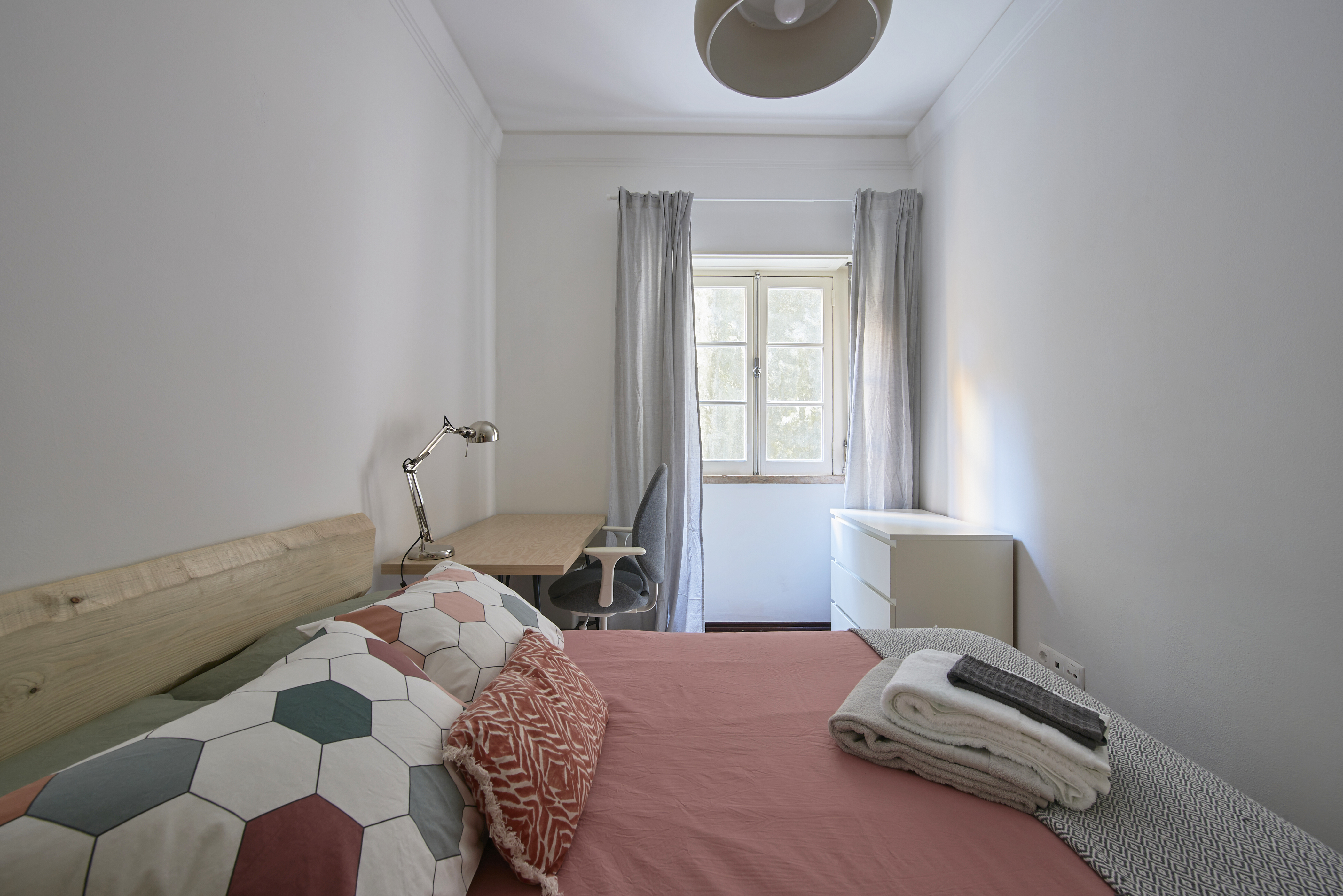 Bedroom with desk in shared apartment in Arroios in lisboa – photo 1 of 4