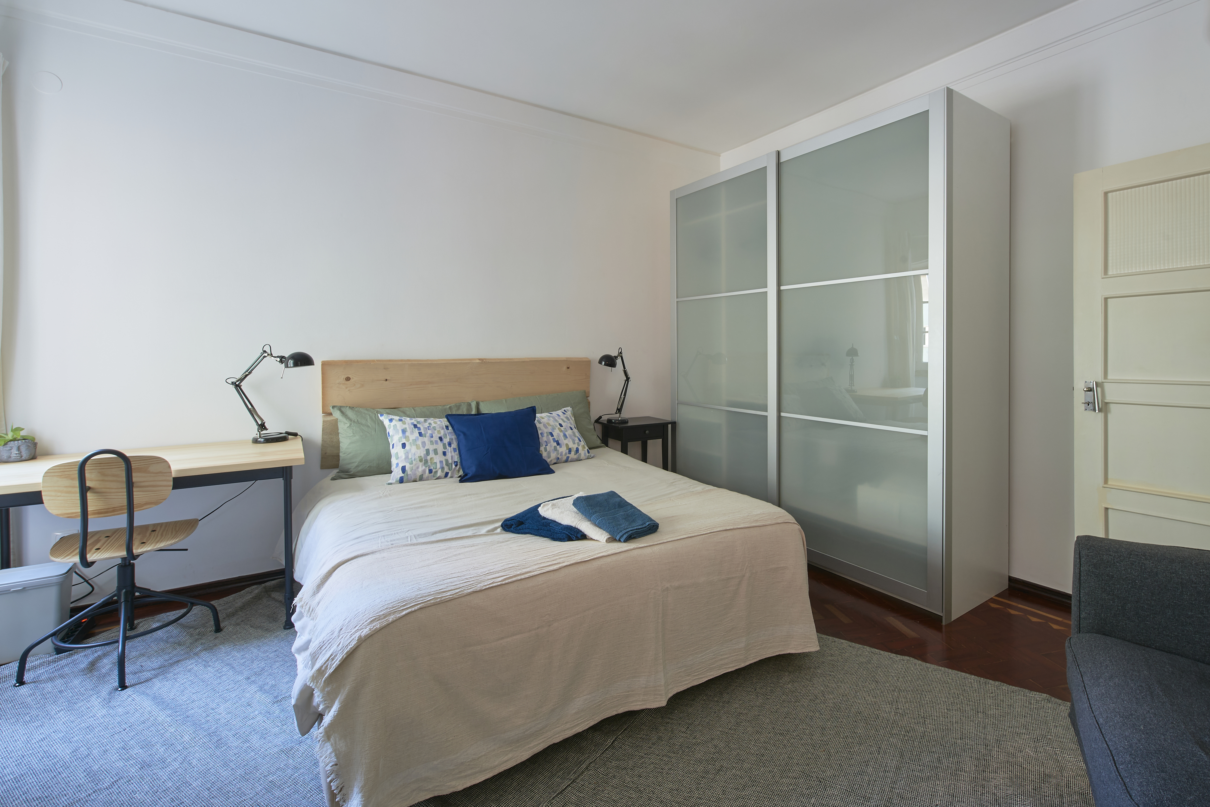Luminous bedroom with queen bed in shared apartment in Arroios in Arroios, lisboa – photo 3 of 25