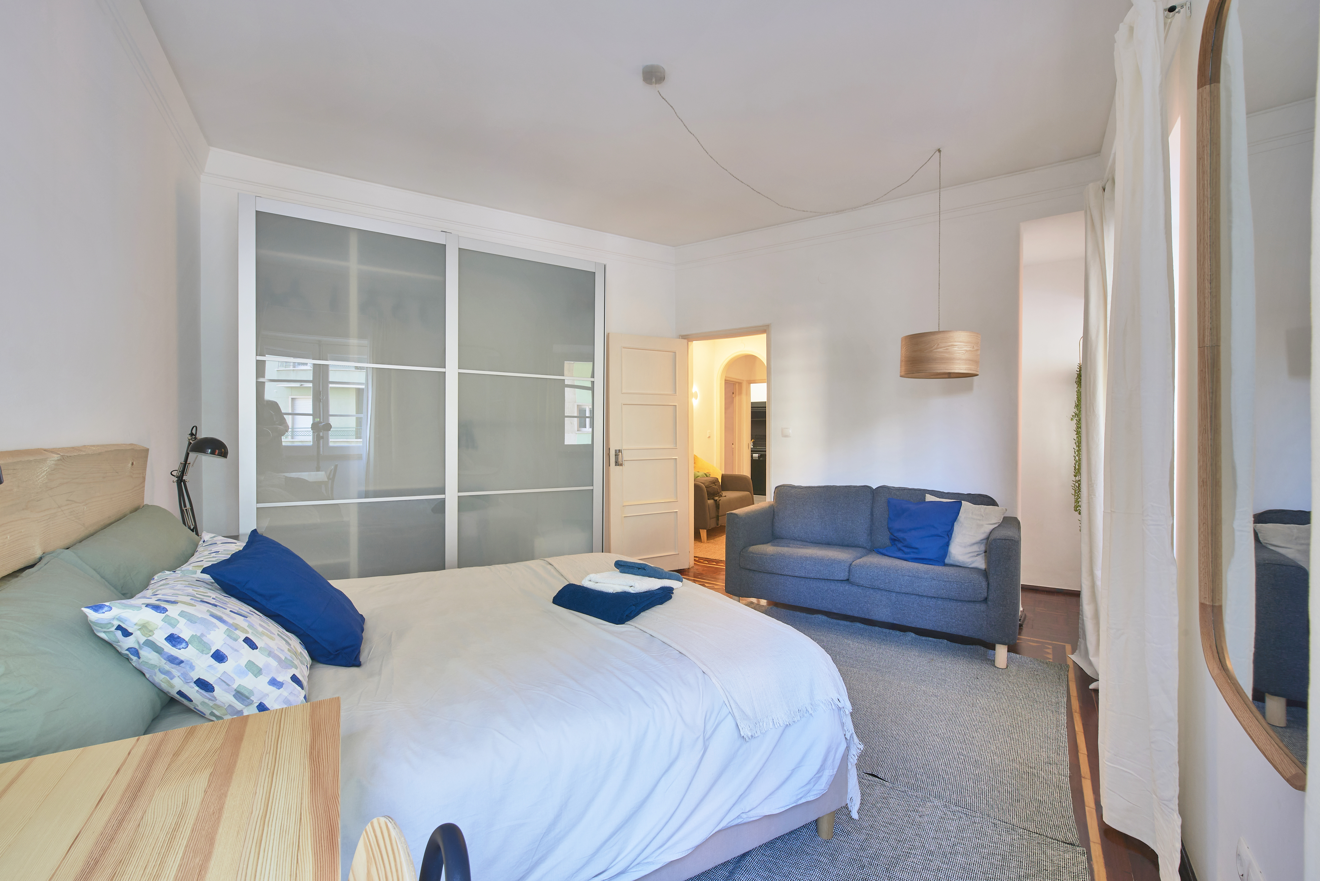 Luminous bedroom with queen bed in shared apartment in Arroios in lisboa – photo 1 of 5