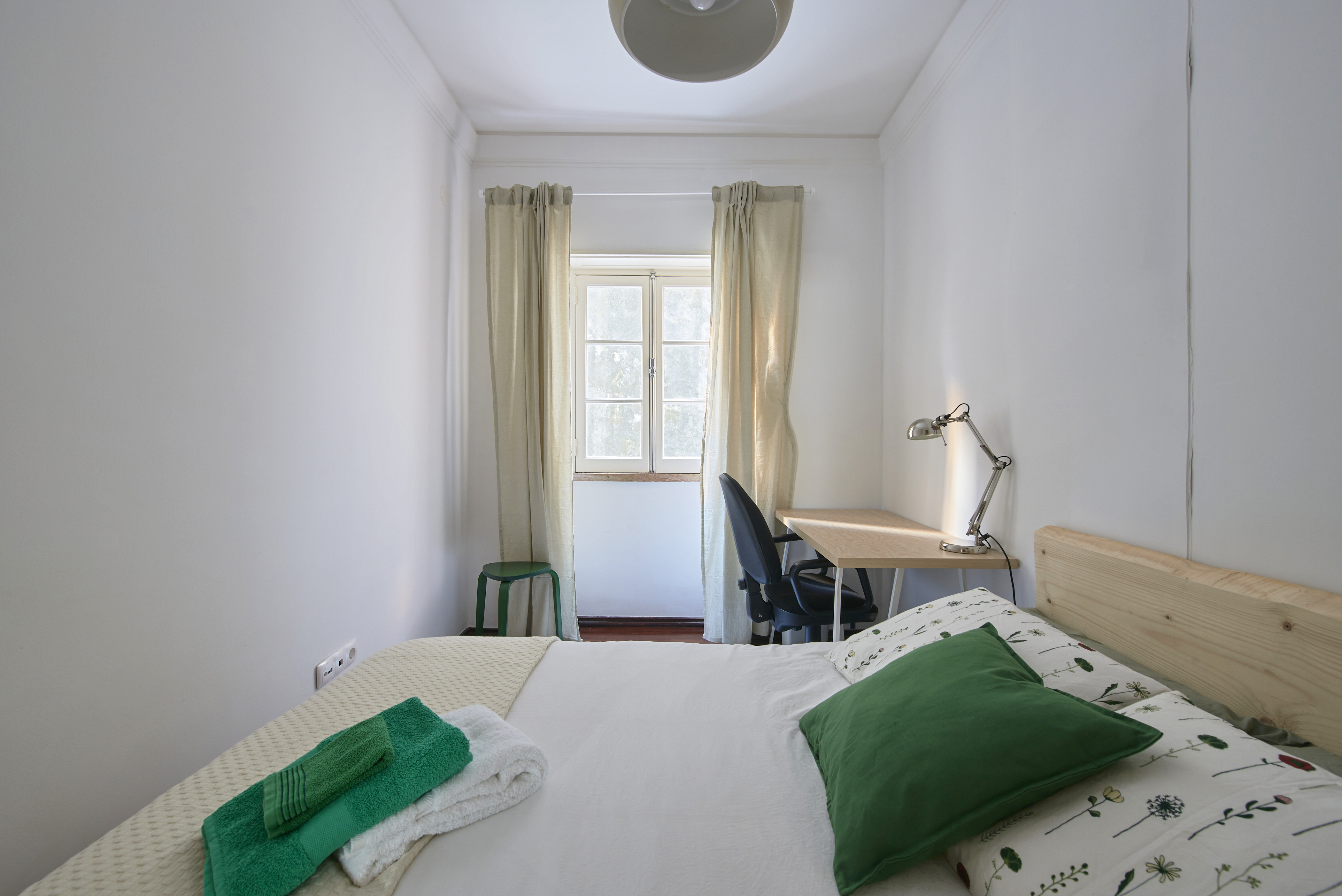 Bedroom with desk in a shared apartment in Arroios in Arroios, lisboa – photo 3 of 23