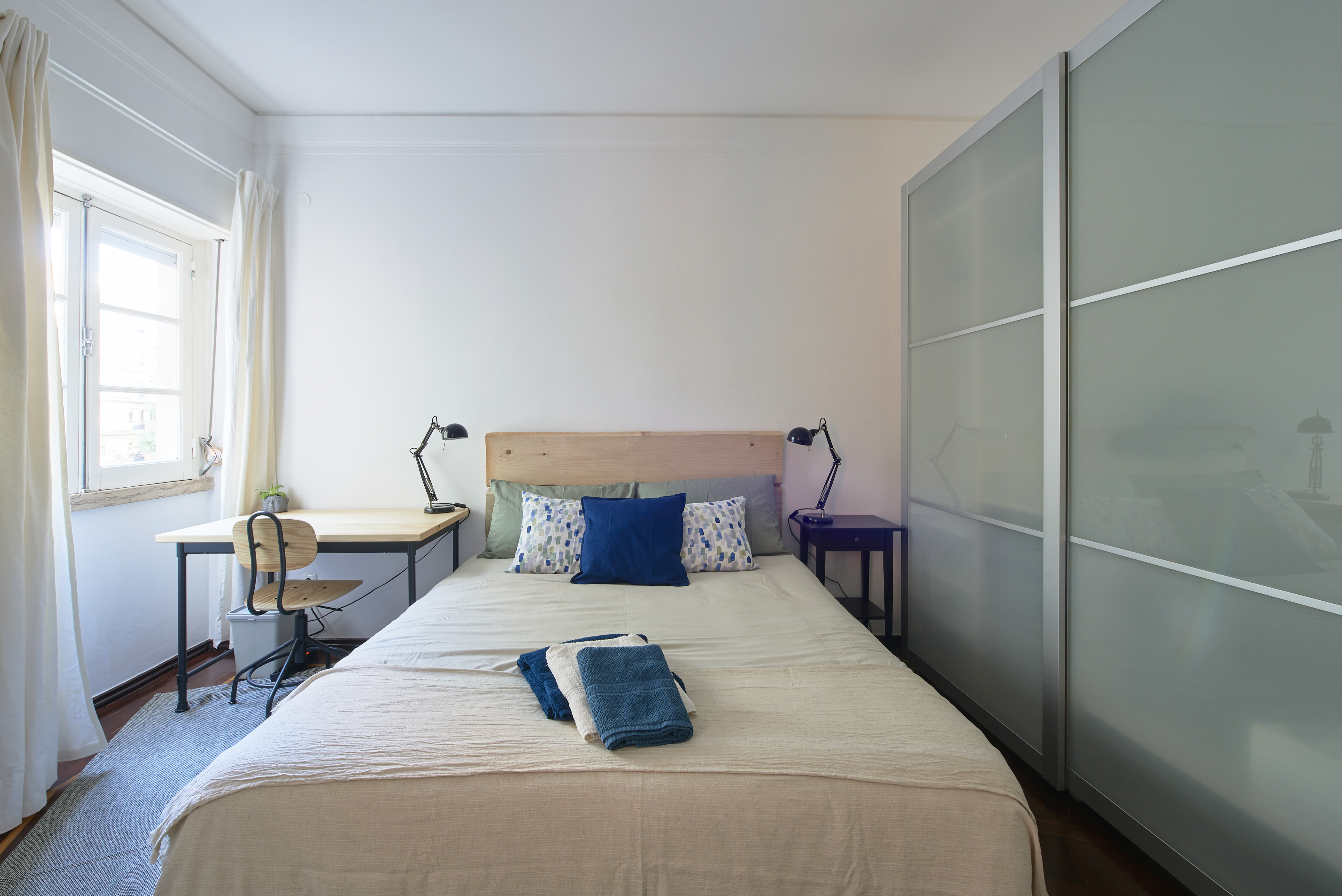 Luminous bedroom with queen bed in shared apartment in Arroios in Arroios, lisboa – photo 4 of 25