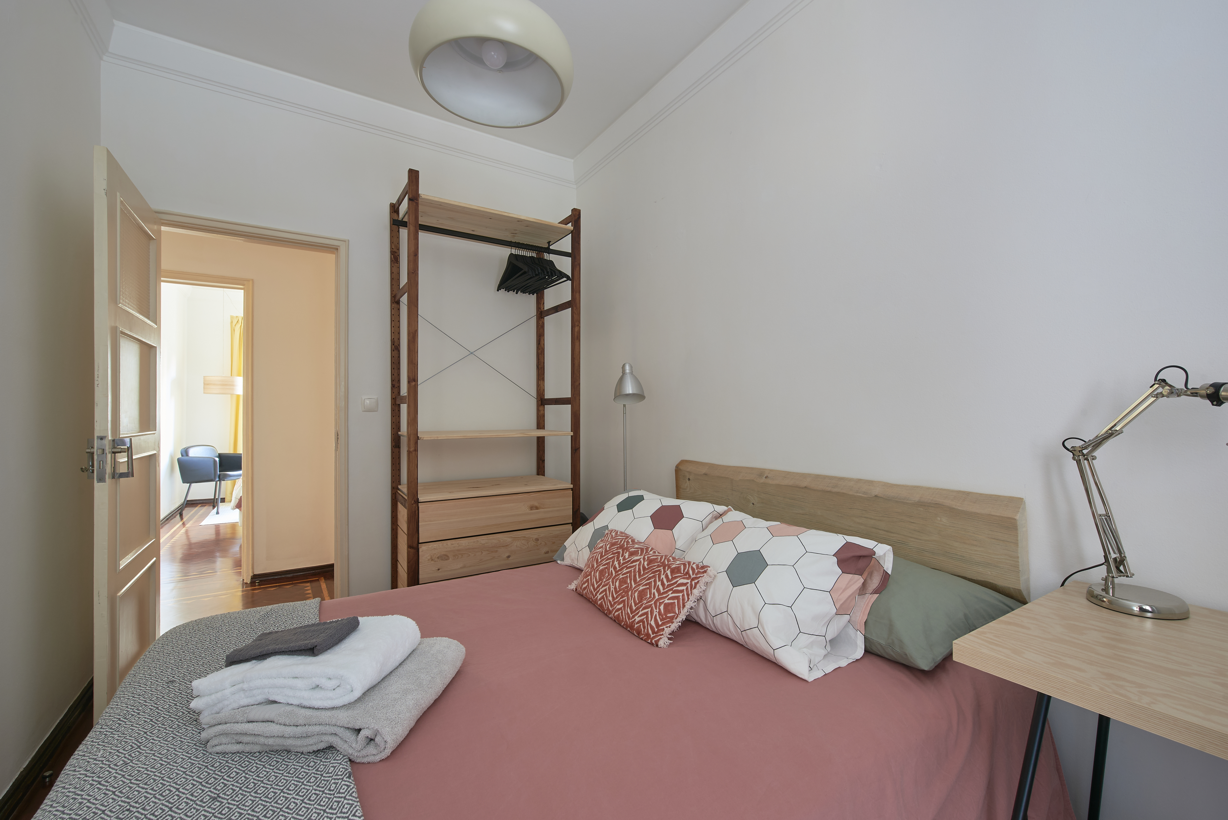 Bedroom with desk in shared apartment in Arroios in Arroios, lisboa – photo 2 of 24