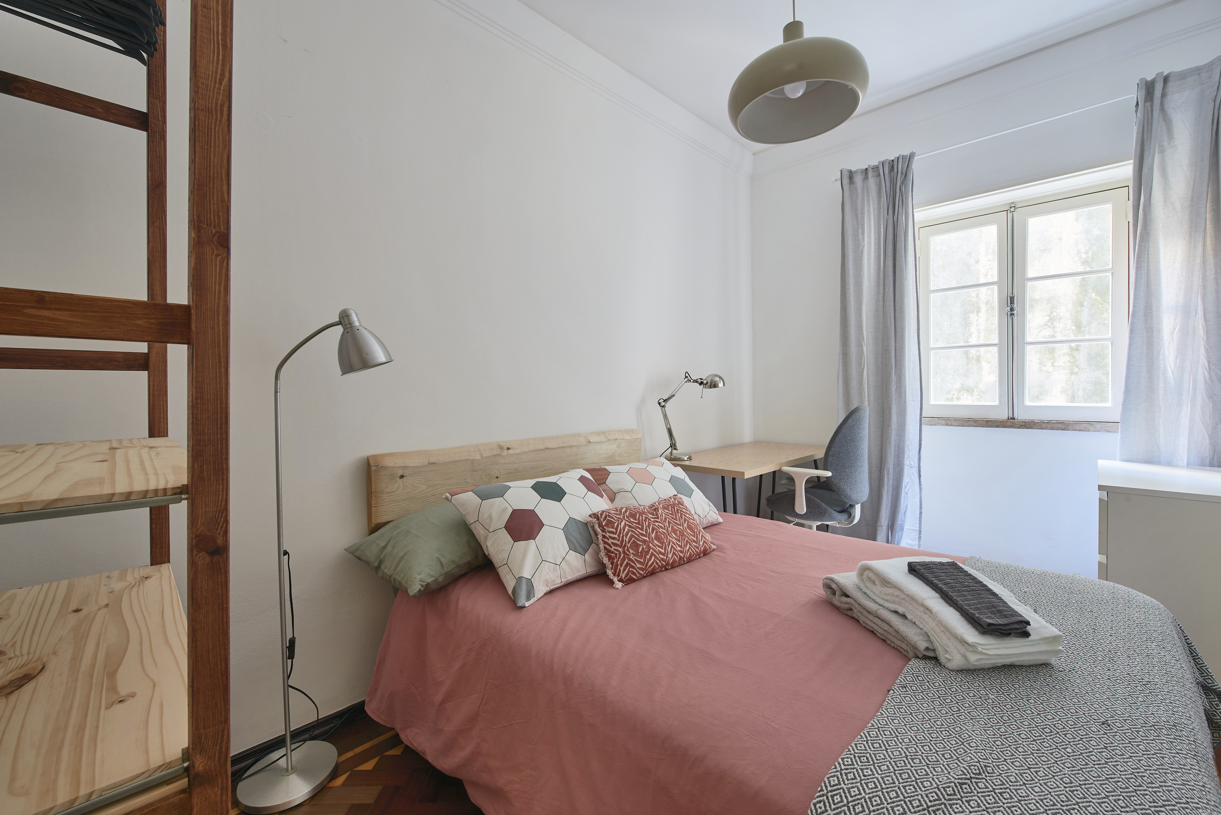 Bedroom with desk in shared apartment in Arroios in Arroios, lisboa – photo 4 of 24