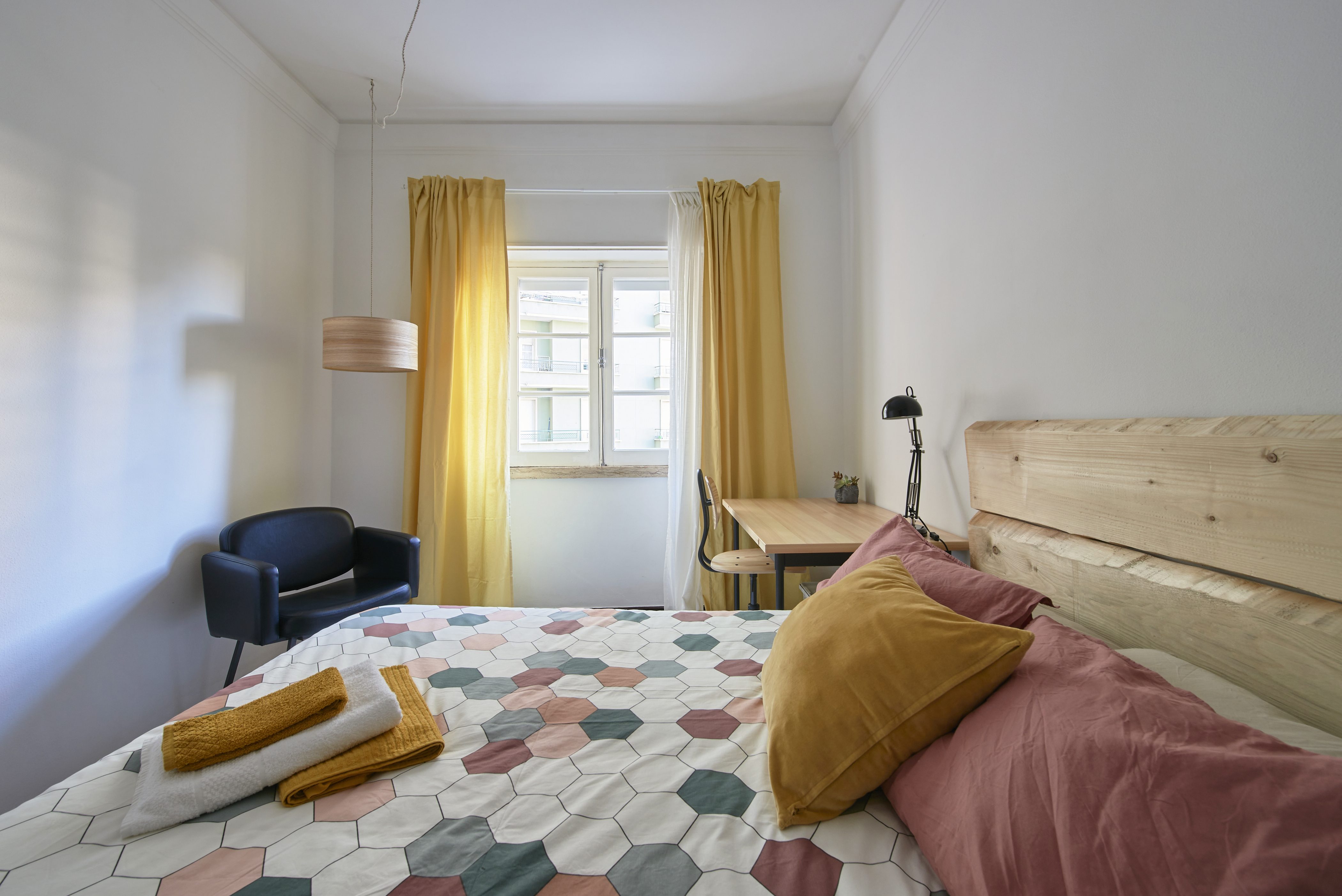 Luminous bedroom in Arroios in Arroios, lisboa – photo 3 of 25