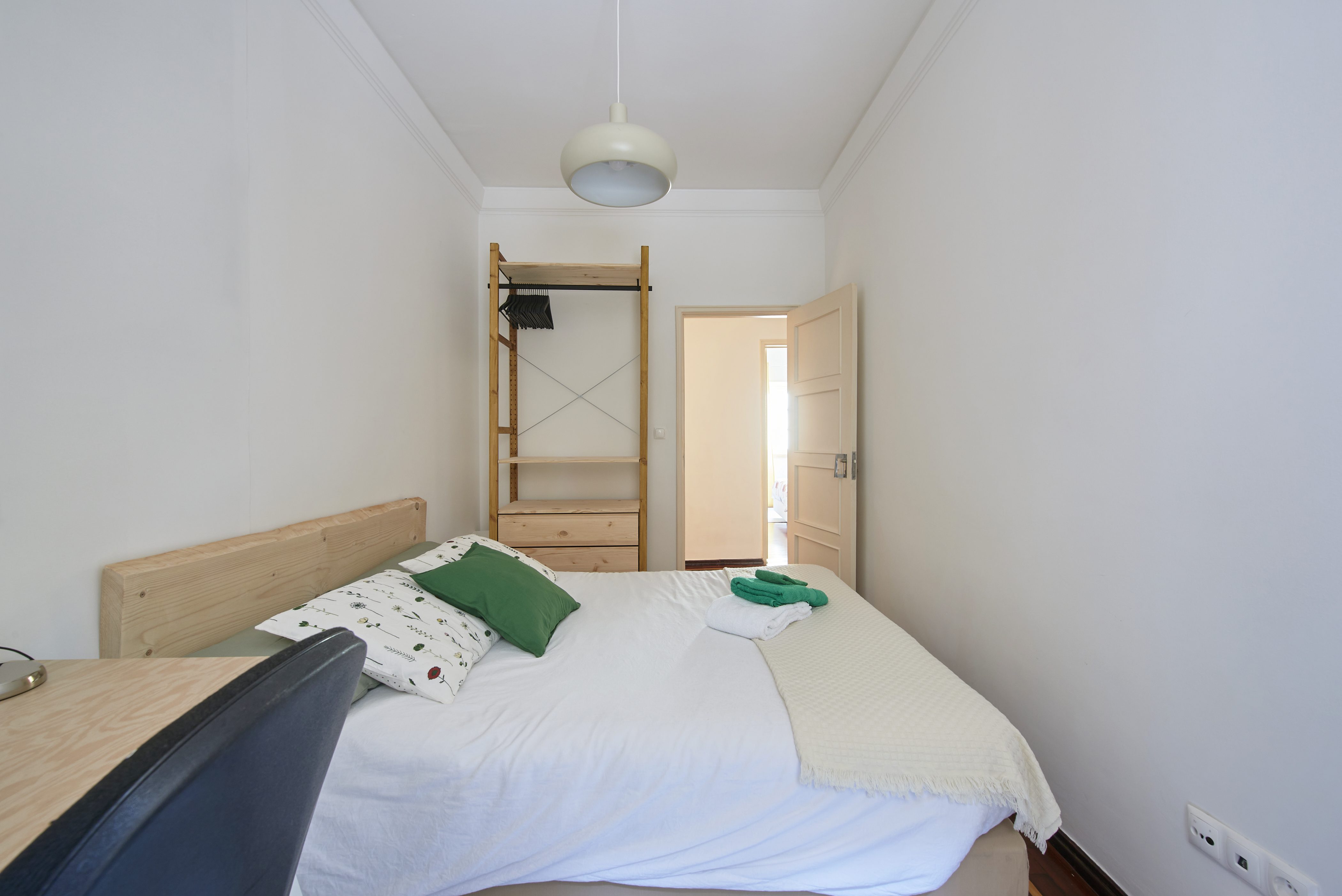 Bedroom with desk in a shared apartment in Arroios in lisboa – photo 1 of 3