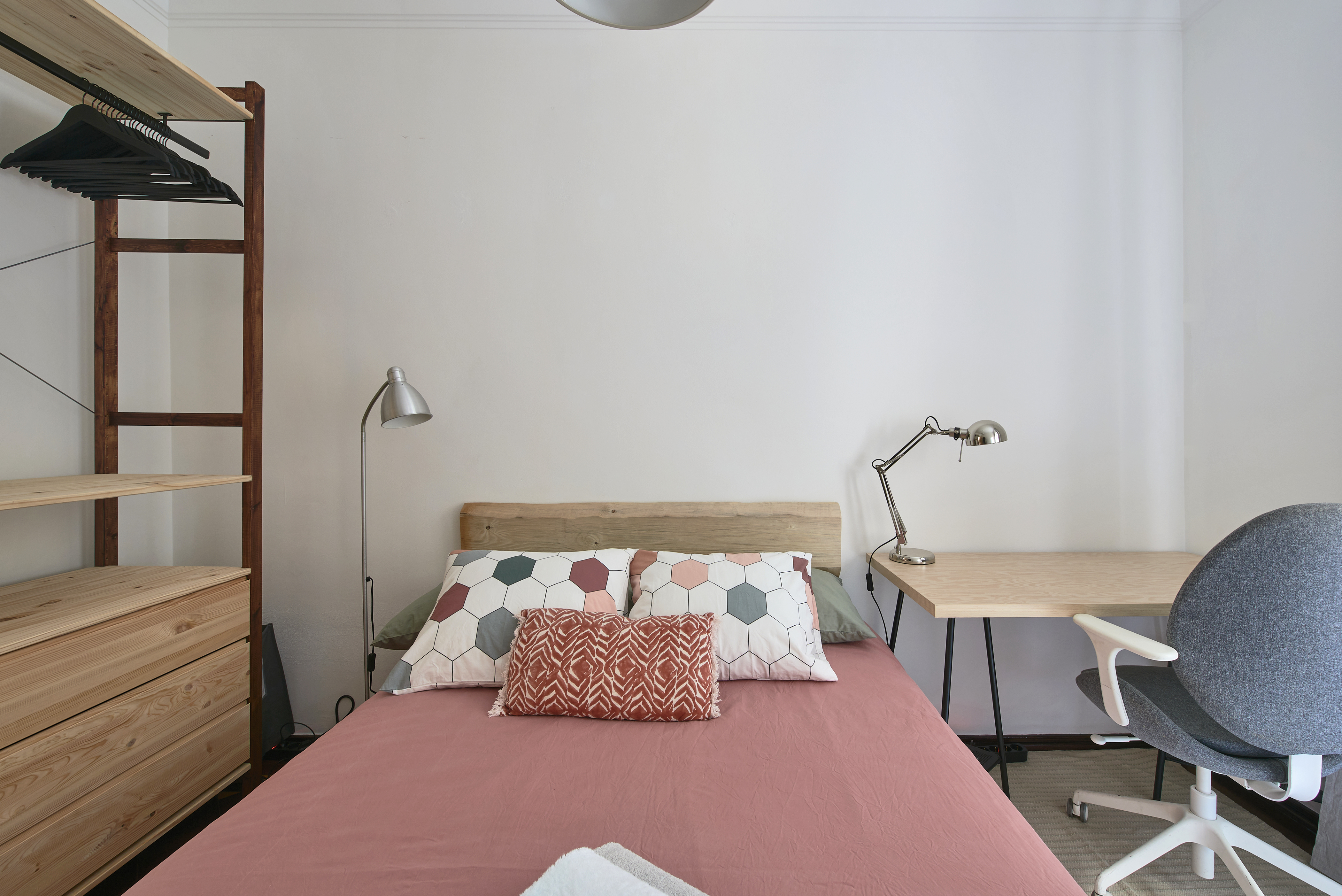 Bedroom with desk in shared apartment in Arroios in Arroios, lisboa – photo 3 of 24