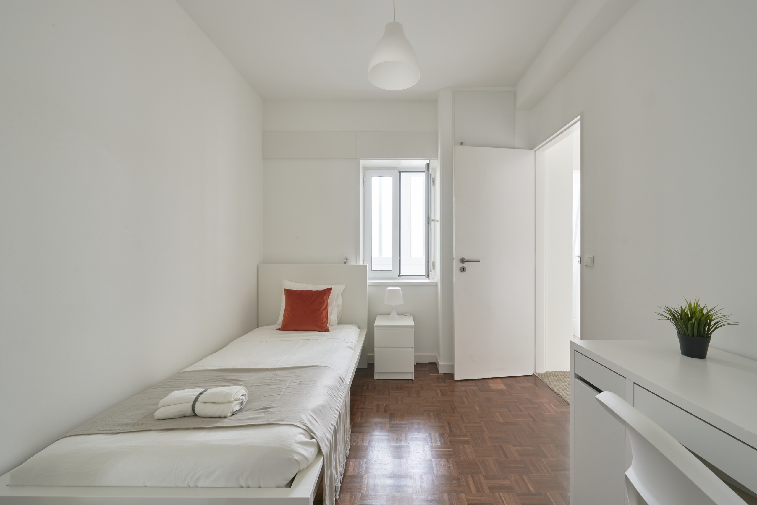 Sunny Single Room 1, Fully Furnished em Avenidas Novas, lisboa – foto 2 de 20