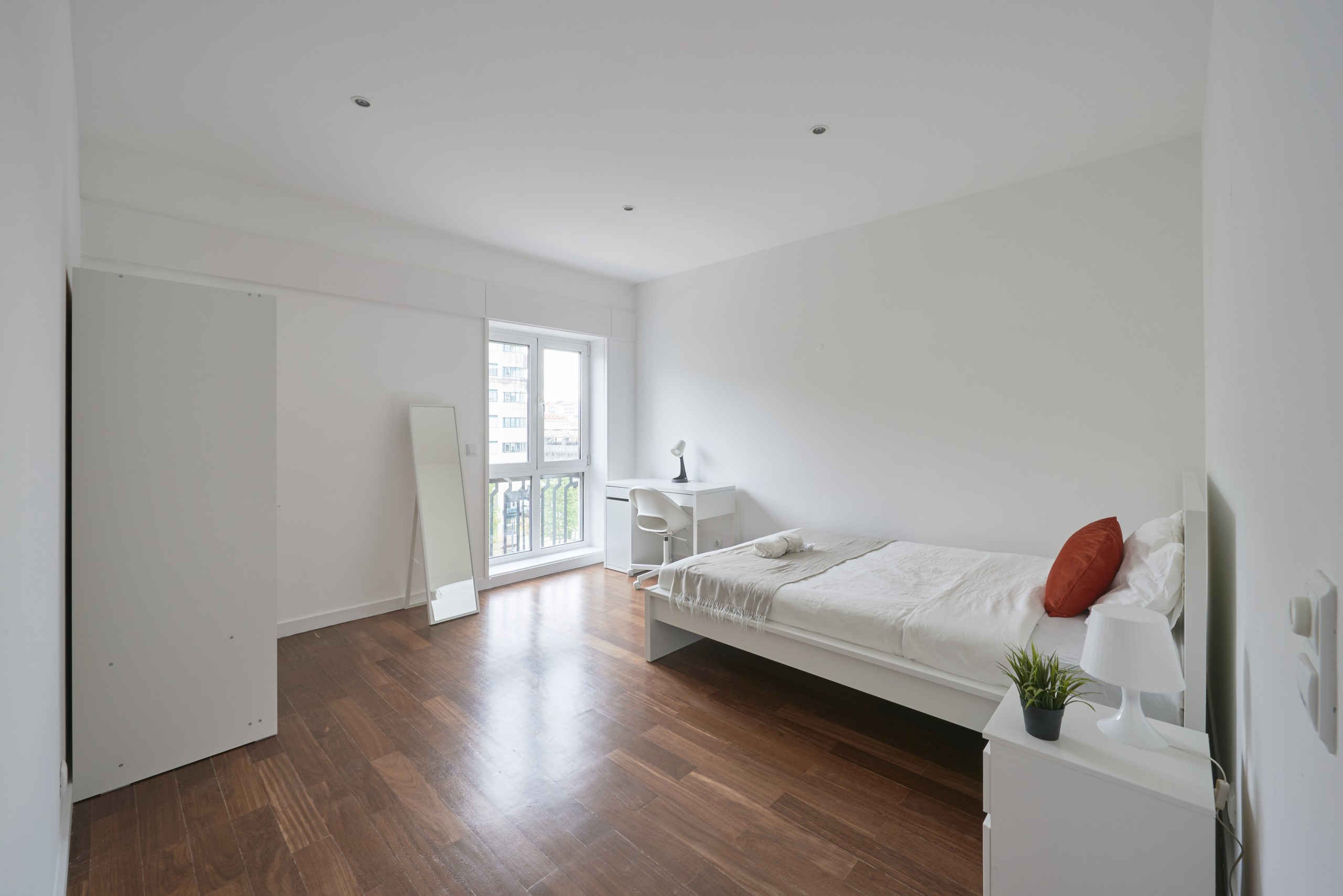 Sunny Double Room 4 in Avenidas Novas, lisboa – photo 3 of 19