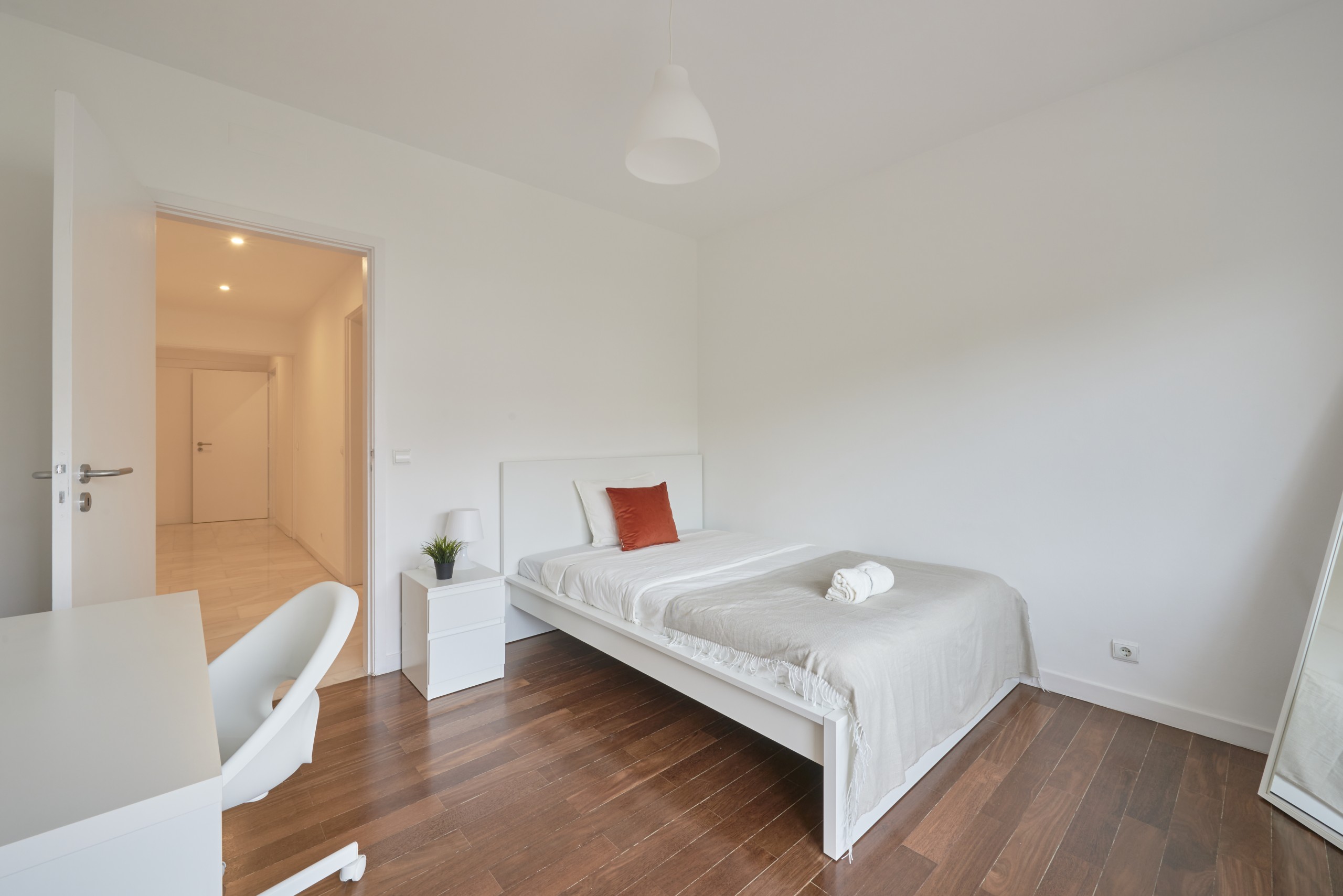Well-Lit Furnished Double Room 7 in lisboa – photo 1 of 5