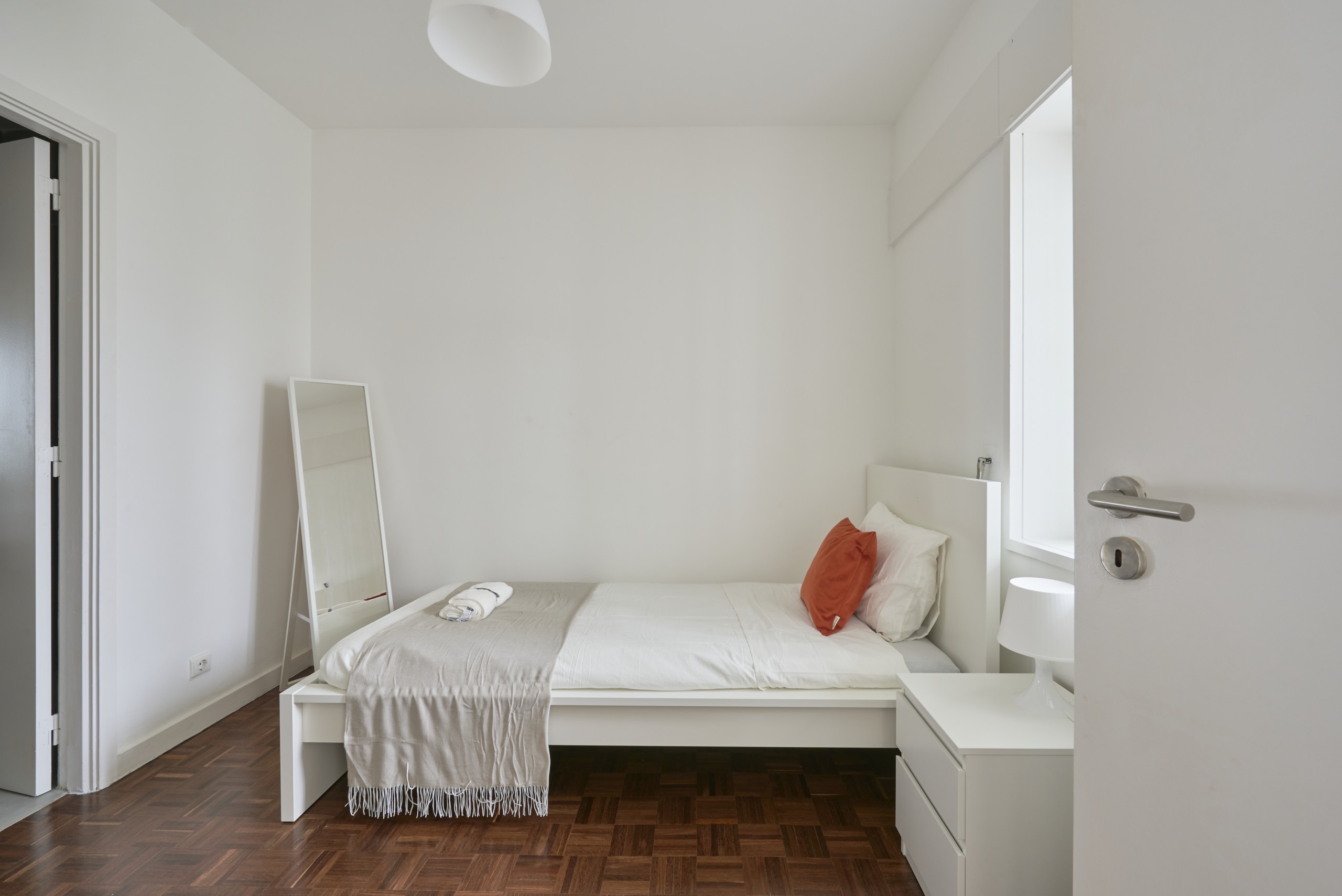 Sunny Single Room 1, Fully Furnished in lisboa – photo 1 of 5
