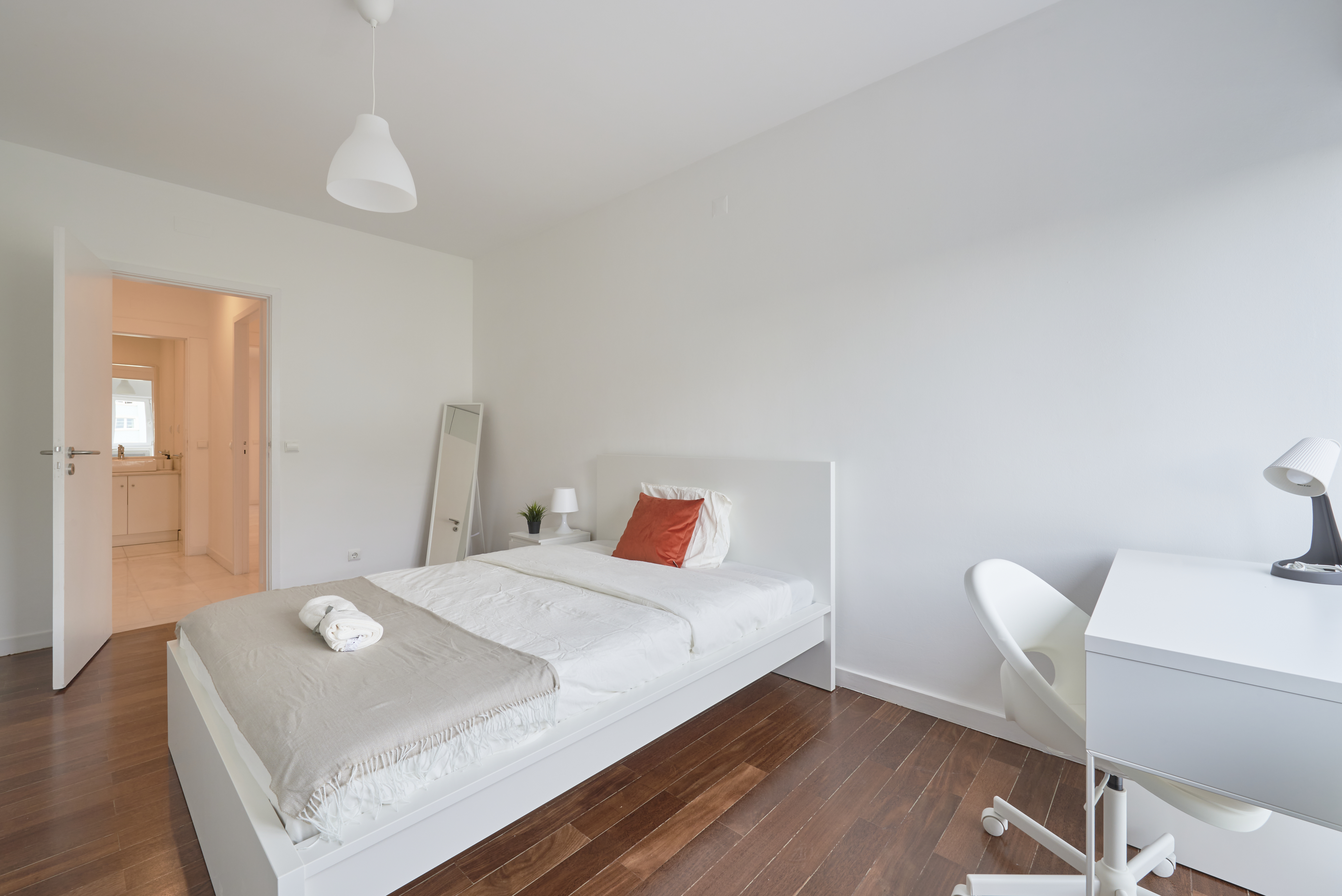 Sunny Shared Double Room 3 in lisboa – photo 1 of 3