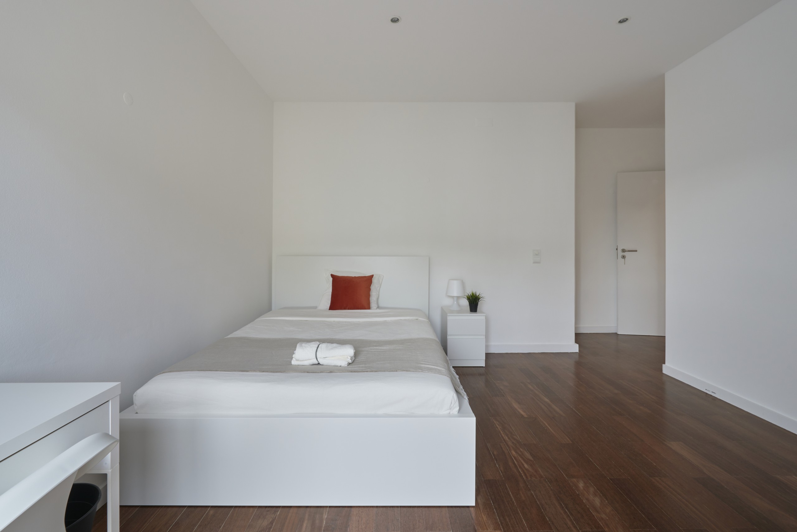 Sunny Double Room 4 in Avenidas Novas, lisboa – photo 2 of 19