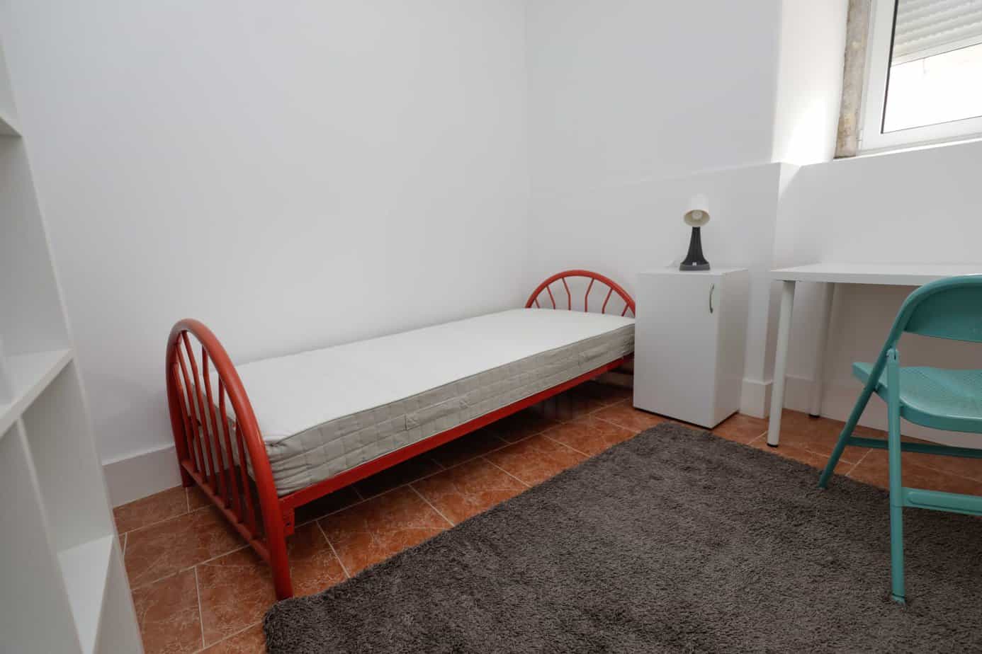 Room 2 - Private Bedroom & Terrace Access em Olaias, lisboa – foto 2 de 19