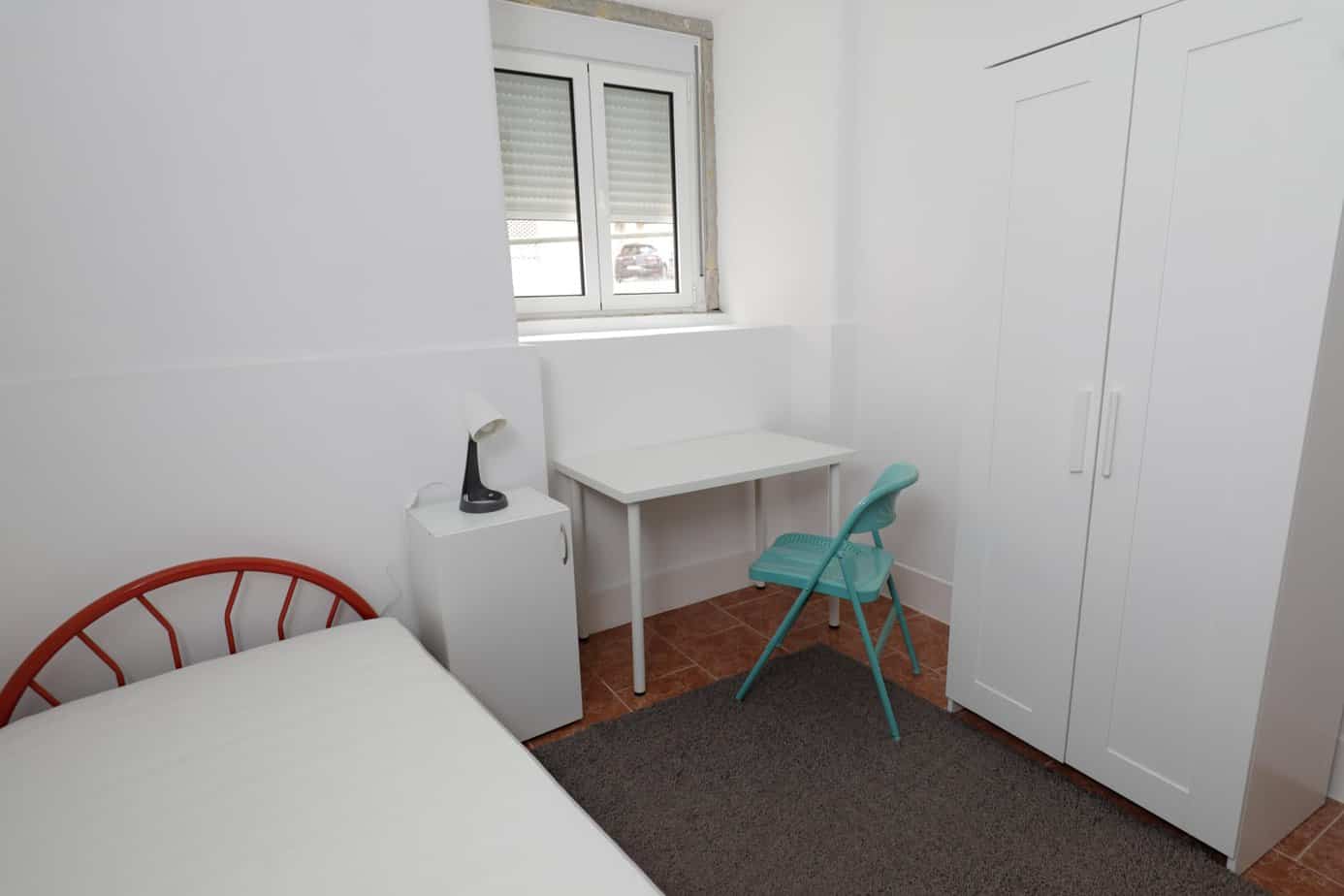 Room 2 - Private Bedroom & Terrace Access em lisboa – foto 1 de 2