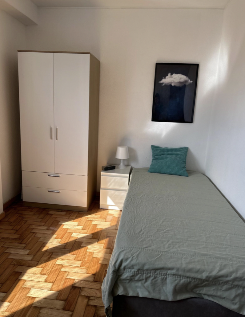 Modern Single Room 4 with Desk & Wardrobe in Campanhã, porto – photo 2 of 7