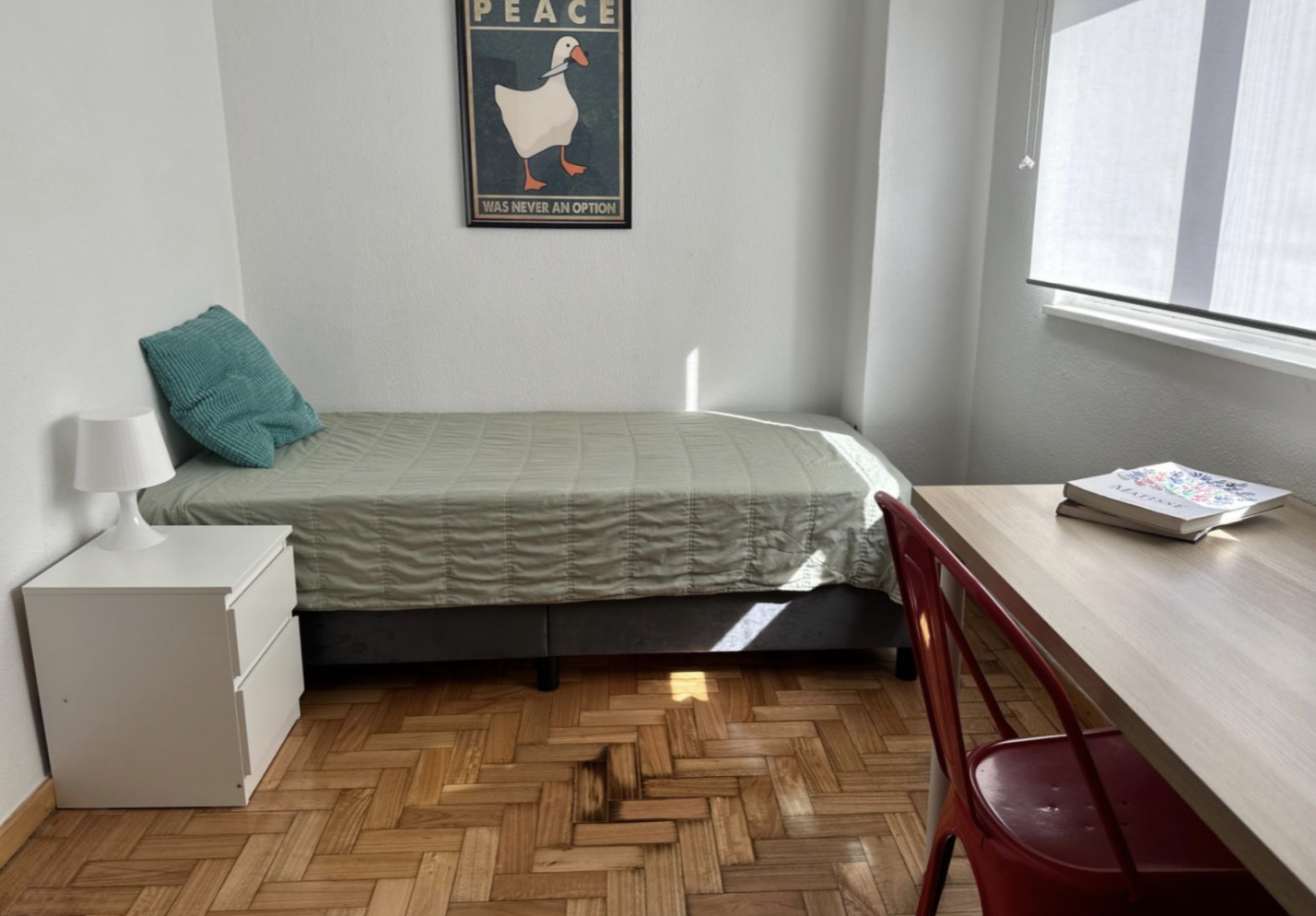 Peaceful Single Room 2 with Bright Window & Desk in porto – photo 1 of 3