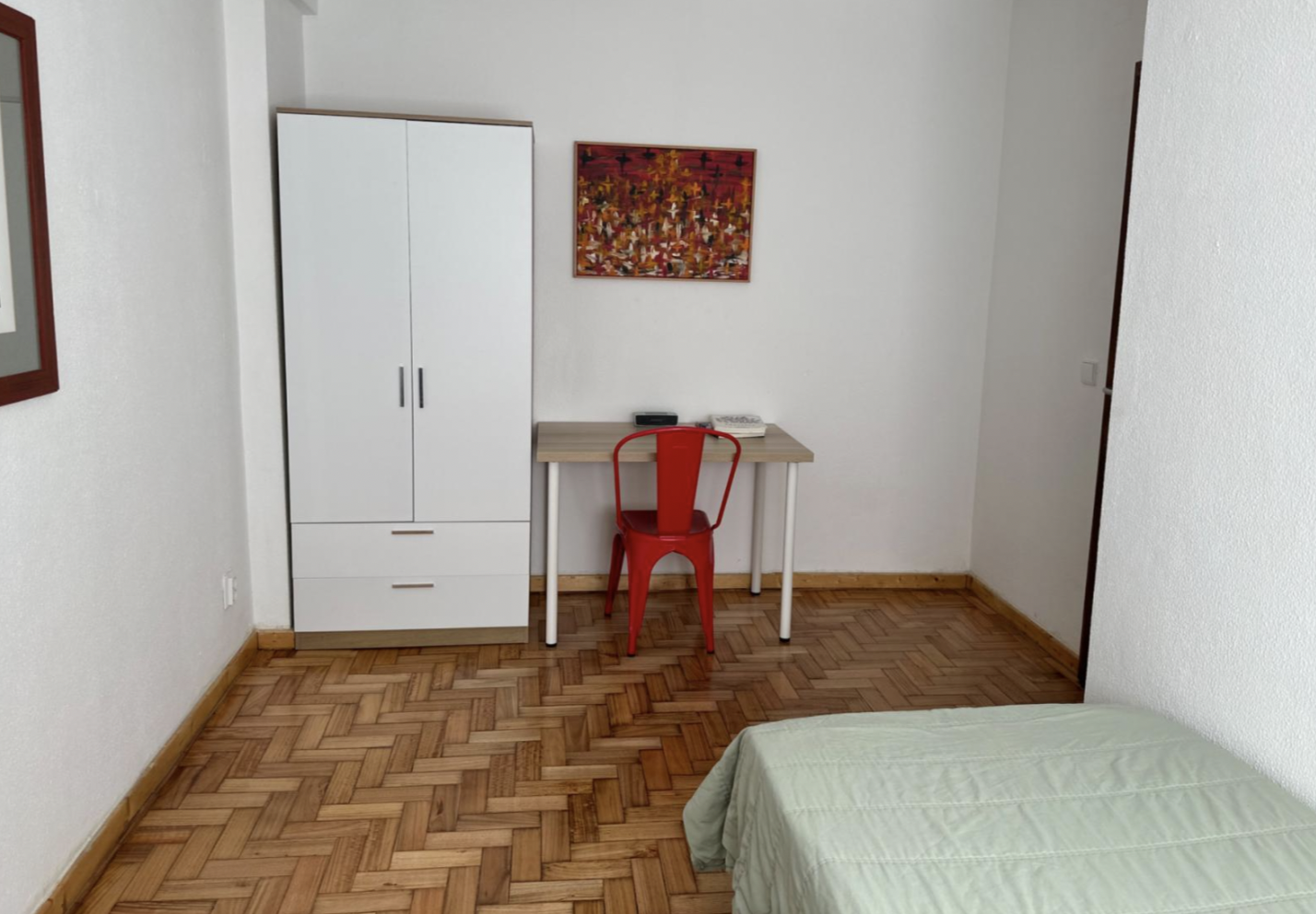 Spacious Single Room 3 with Window & Desk in Campanhã, porto – photo 2 of 7