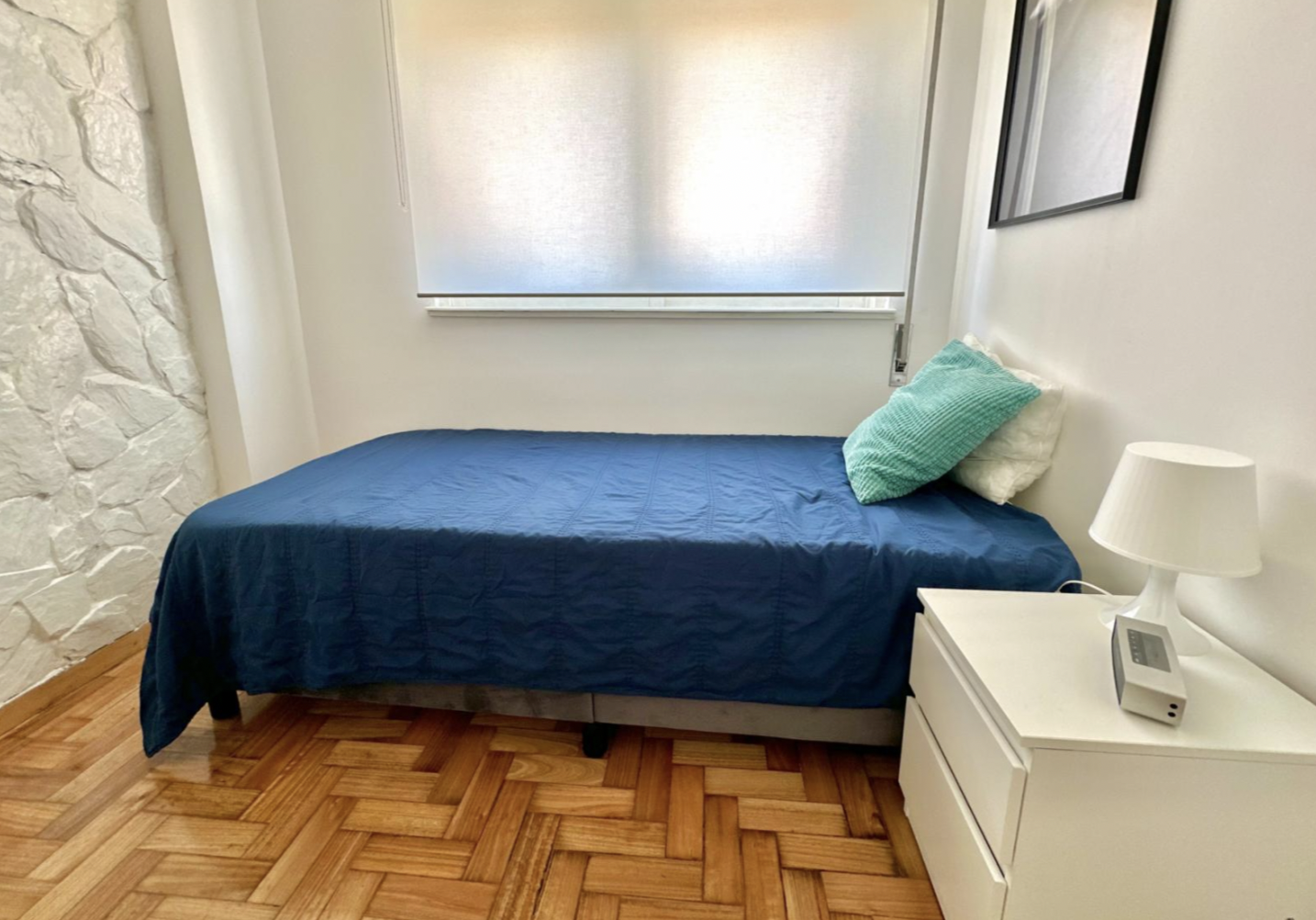 Modern Single Room 5 with Wardrobe & Desk in porto – photo 1 of 3
