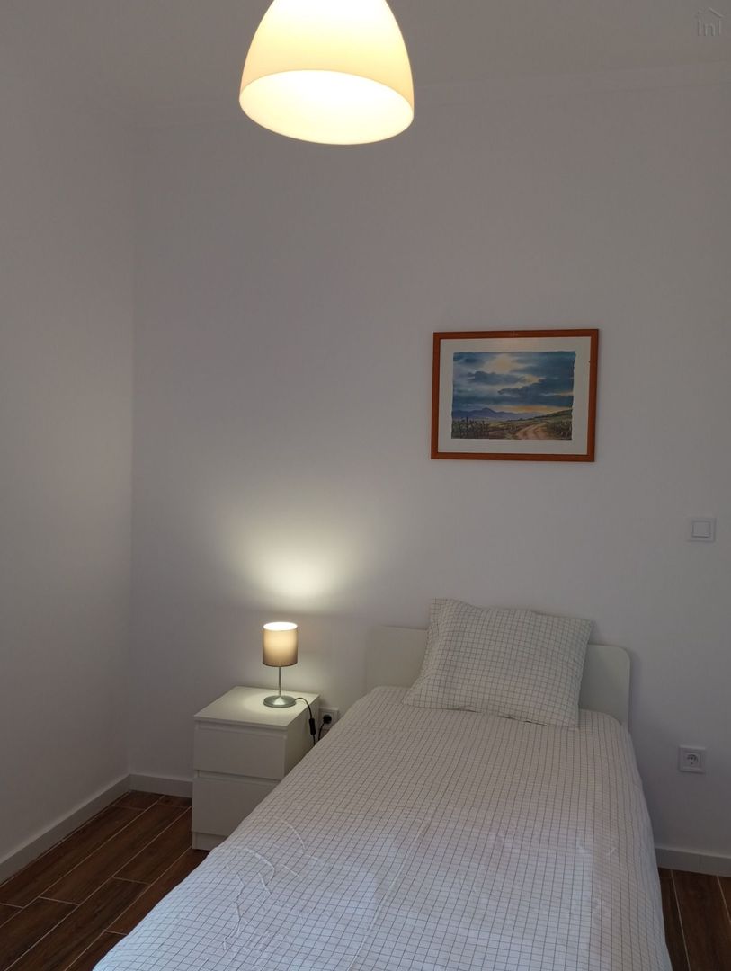 Room 4 - Quarto Sala in Bonfim, porto – photo 3 of 26