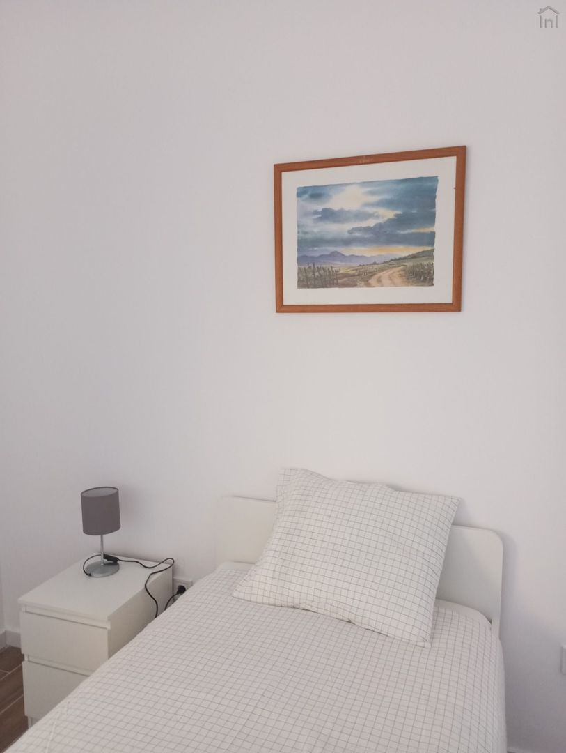 Room 4 - Quarto Sala in Bonfim, porto – photo 5 of 26