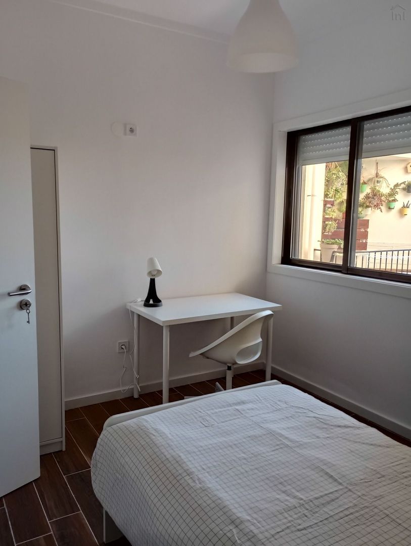 Room 4 - Quarto Sala in Bonfim, porto – photo 4 of 26