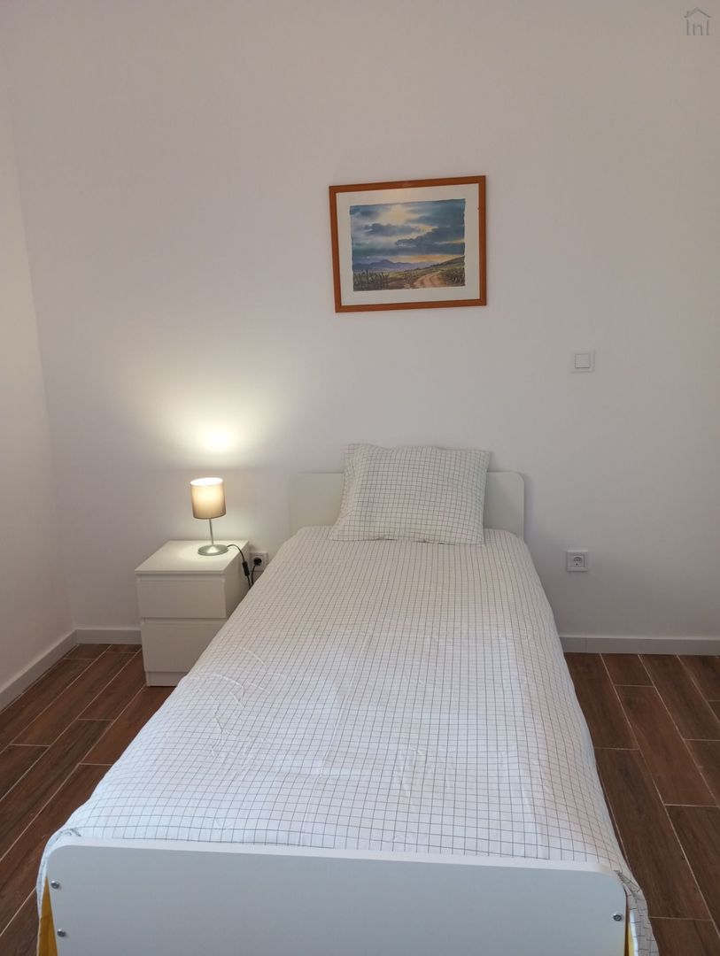Room 4 - Quarto Sala in Bonfim, porto – photo 2 of 26