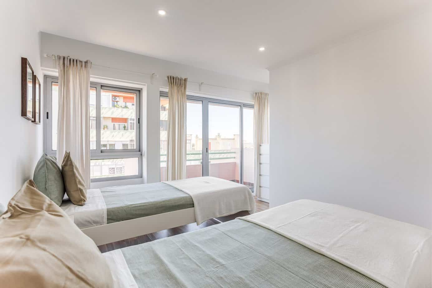 Bright Twin Room 1 with Balcony & Large Window em Alto do Pina, lisboa – foto 4 de 13