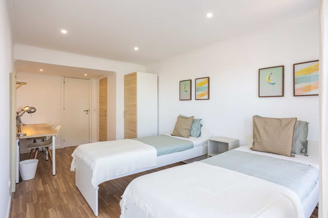 Bright Twin Room 1 with Balcony & Large Window em Alto do Pina, lisboa – foto 2 de 13