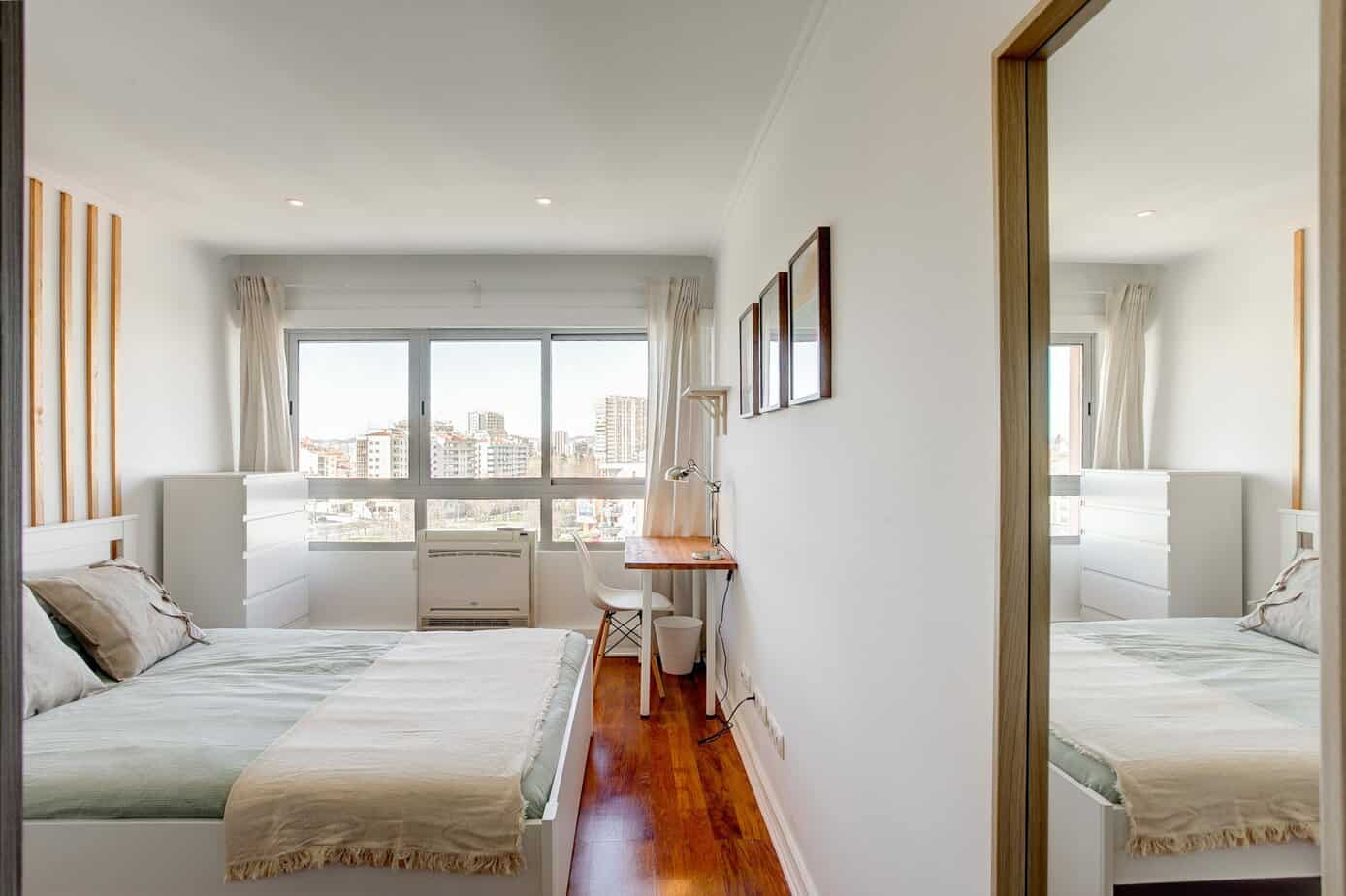 Spacious Double-Bed Room 4 with Natural Light em Alto do Pina, lisboa – foto 4 de 12