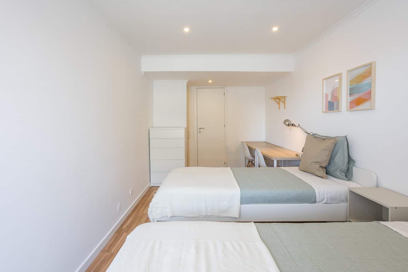 Spacious Twin Room 2 with Natural Lights em Alto do Pina, lisboa – foto 5 de 13