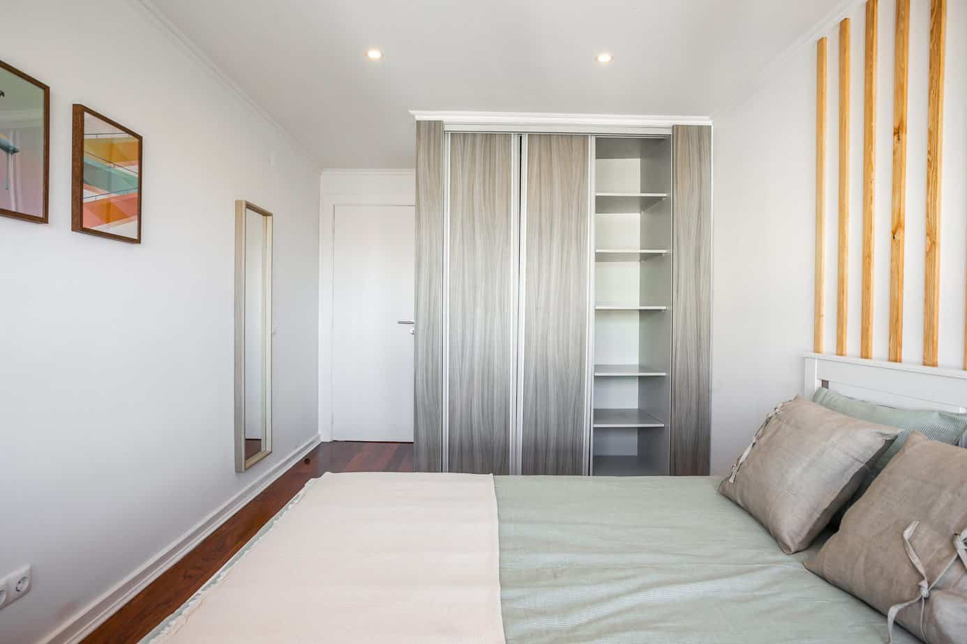 Spacious Double-Bed Room 4 with Natural Light em Alto do Pina, lisboa – foto 2 de 12