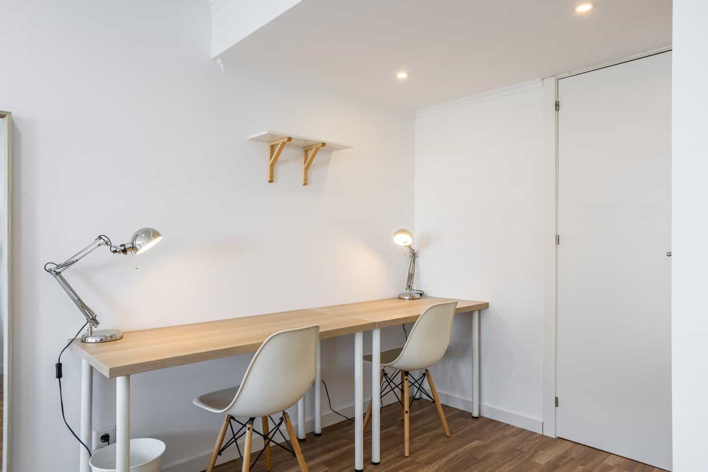 Bright Twin Room 1 with Balcony & Large Window em Alto do Pina, lisboa – foto 5 de 13
