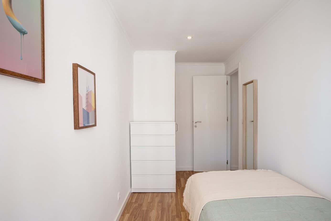 Stylish Furnished Room 8 with Natural Light em Alto do Pina, lisboa – foto 3 de 12