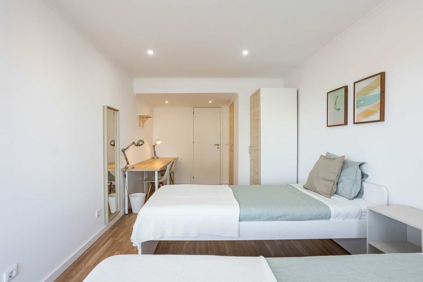 Bright Twin Room 1 with Balcony & Large Window em Alto do Pina, lisboa – foto 3 de 13
