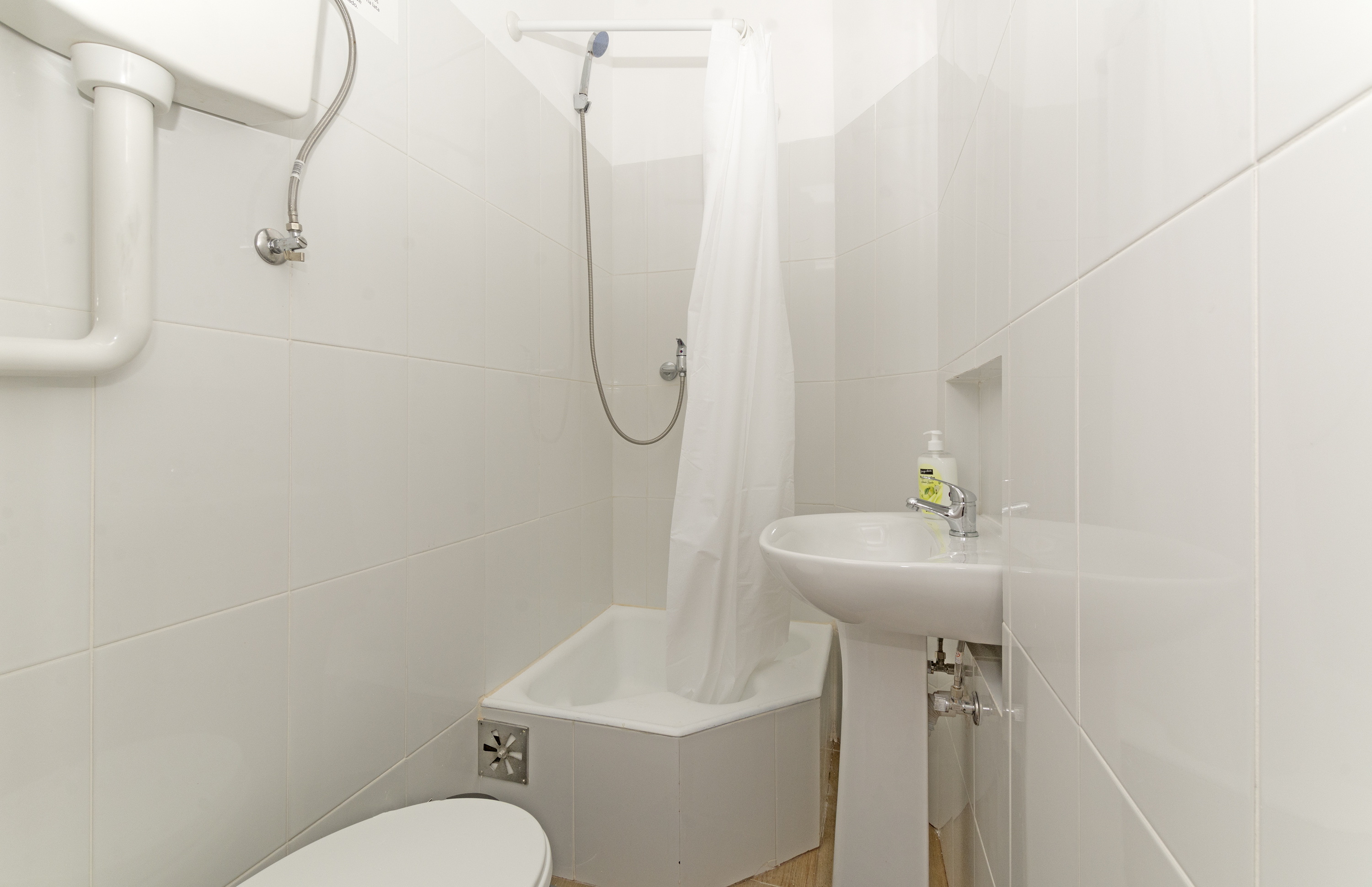 Room 9506 in Campolide, lisboa – photo 3 of 23
