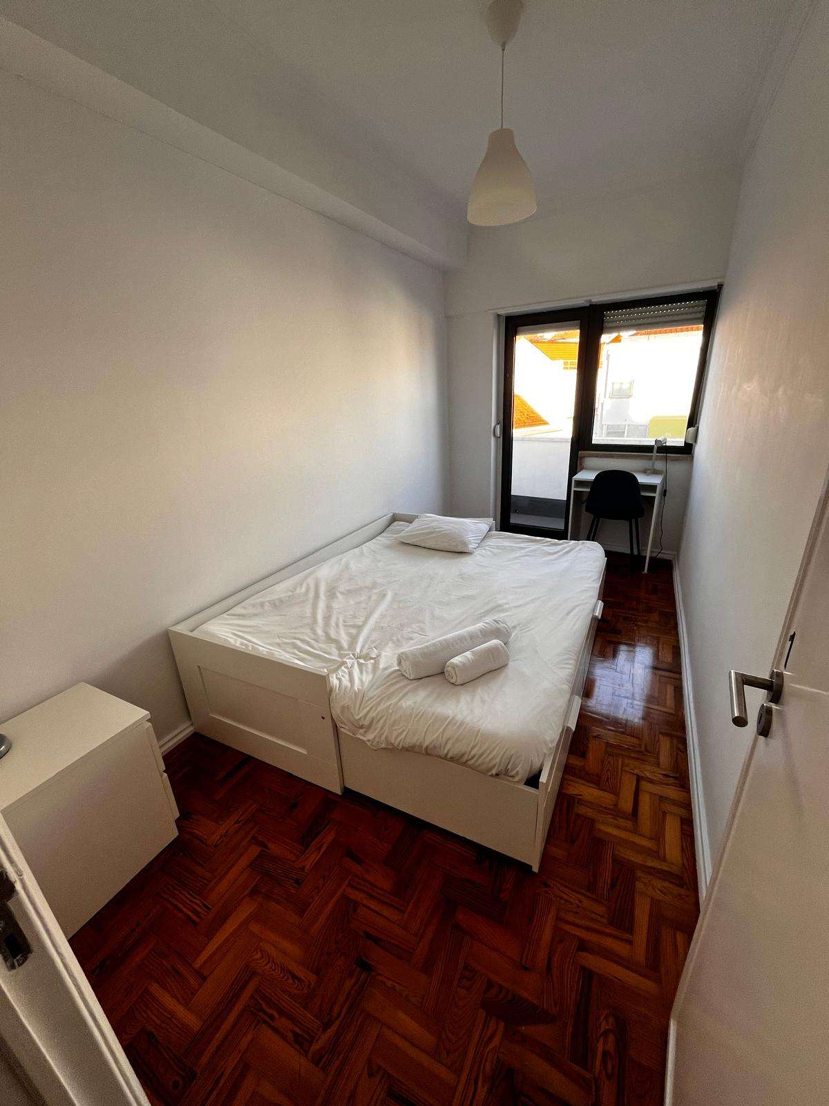 Functional Room 1 with Double Bed & Desk em lisboa – foto 1 de 2