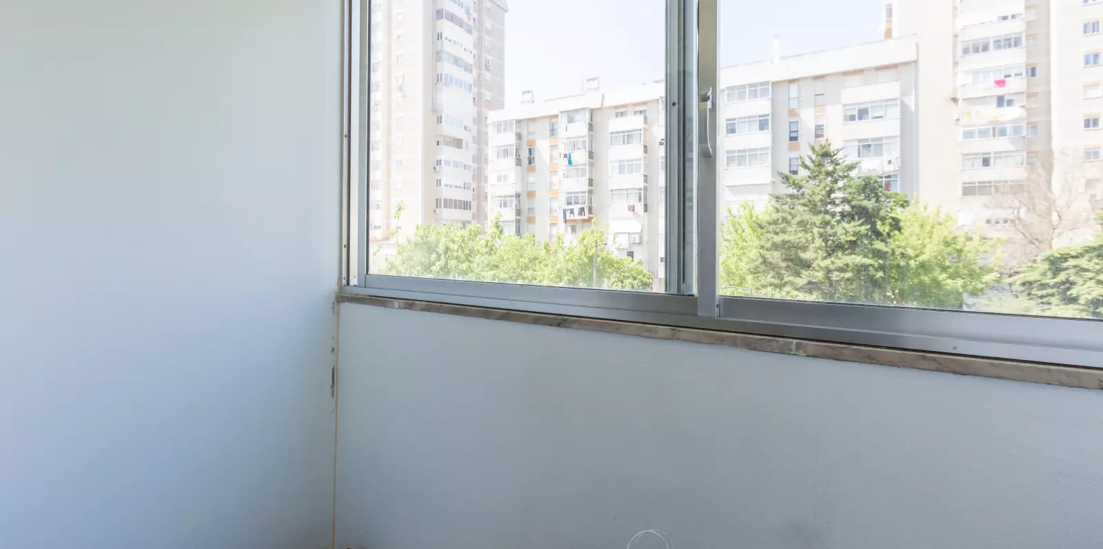 Comfortable Double Room 3 with Desk & Balcony Access em São Domingos de Benfica, lisboa – foto 3 de 14