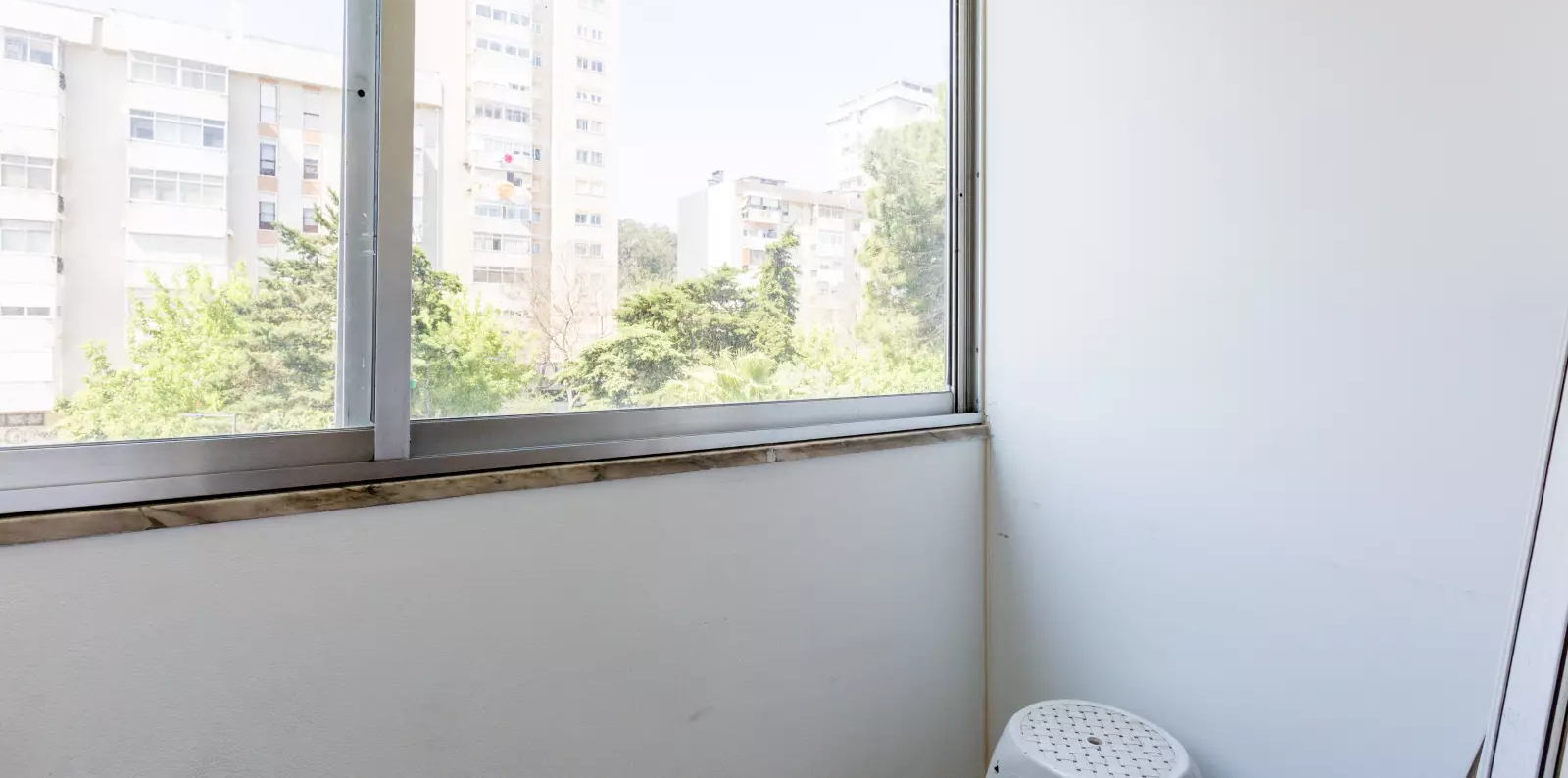 Comfortable Double Room 3 with Desk & Balcony Access em São Domingos de Benfica, lisboa – foto 4 de 14