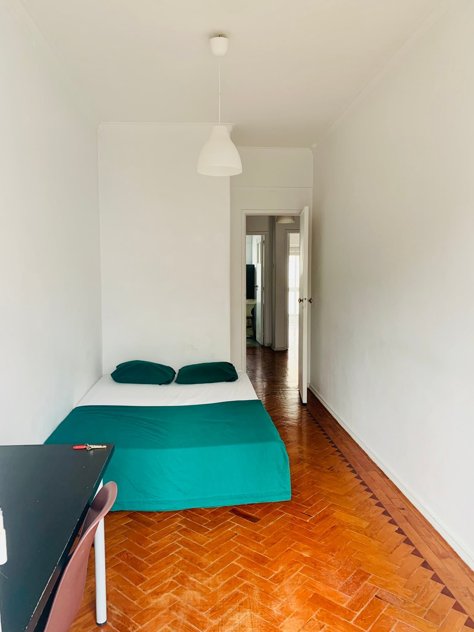 Comfortable Double Room 3 with Desk & Balcony Access em São Domingos de Benfica, lisboa – foto 2 de 14