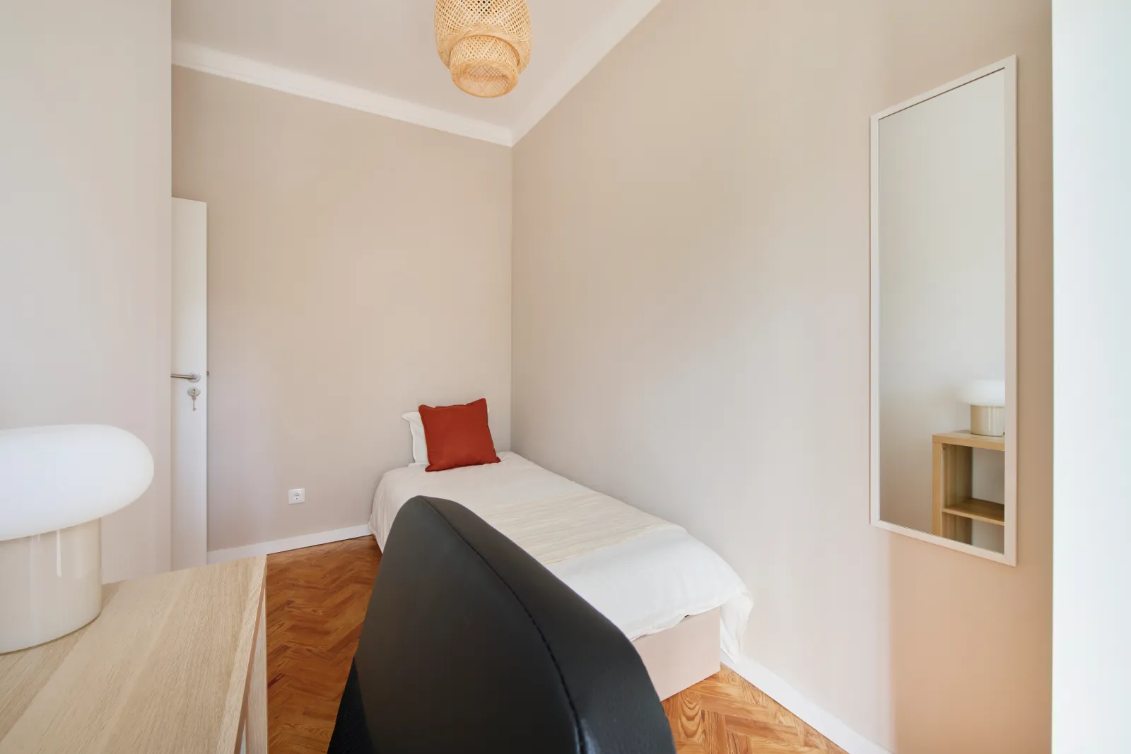 Room 7 - Single Room in Alvalade, Lisbon – photo 3 of 27