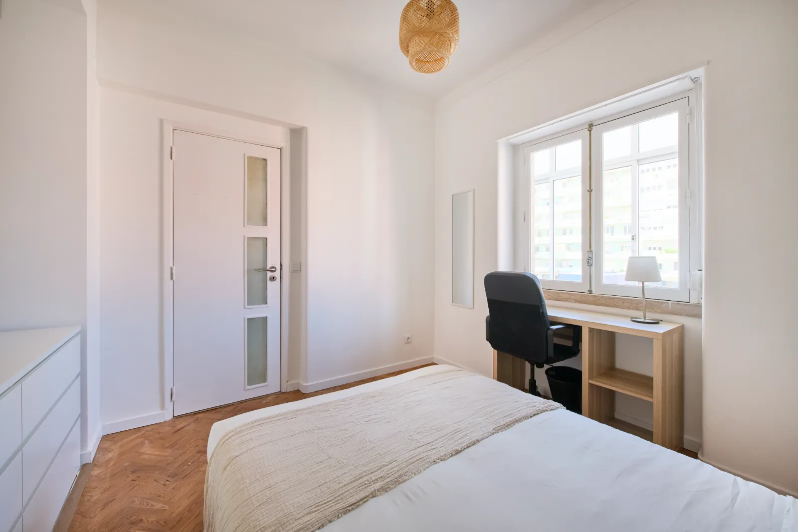 Room 10 - Double Room in Alvalade, Lisbon – photo 2 of 28