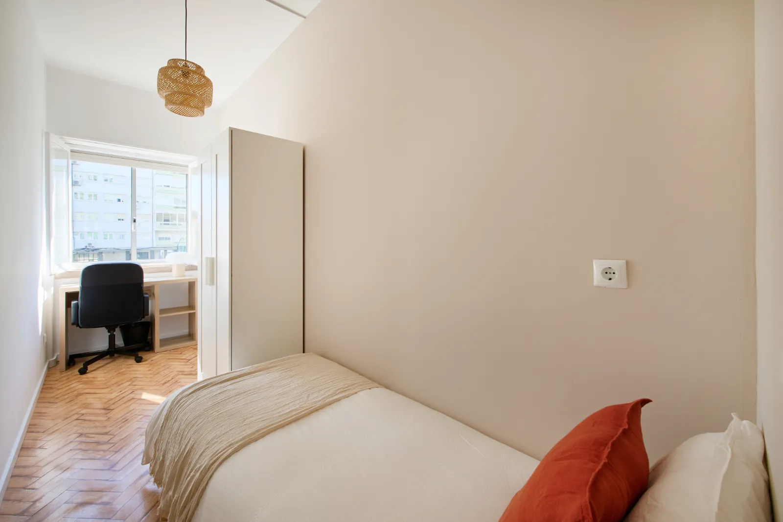 Room 2 - Single Room in Alvalade, Lisbon – photo 3 of 23