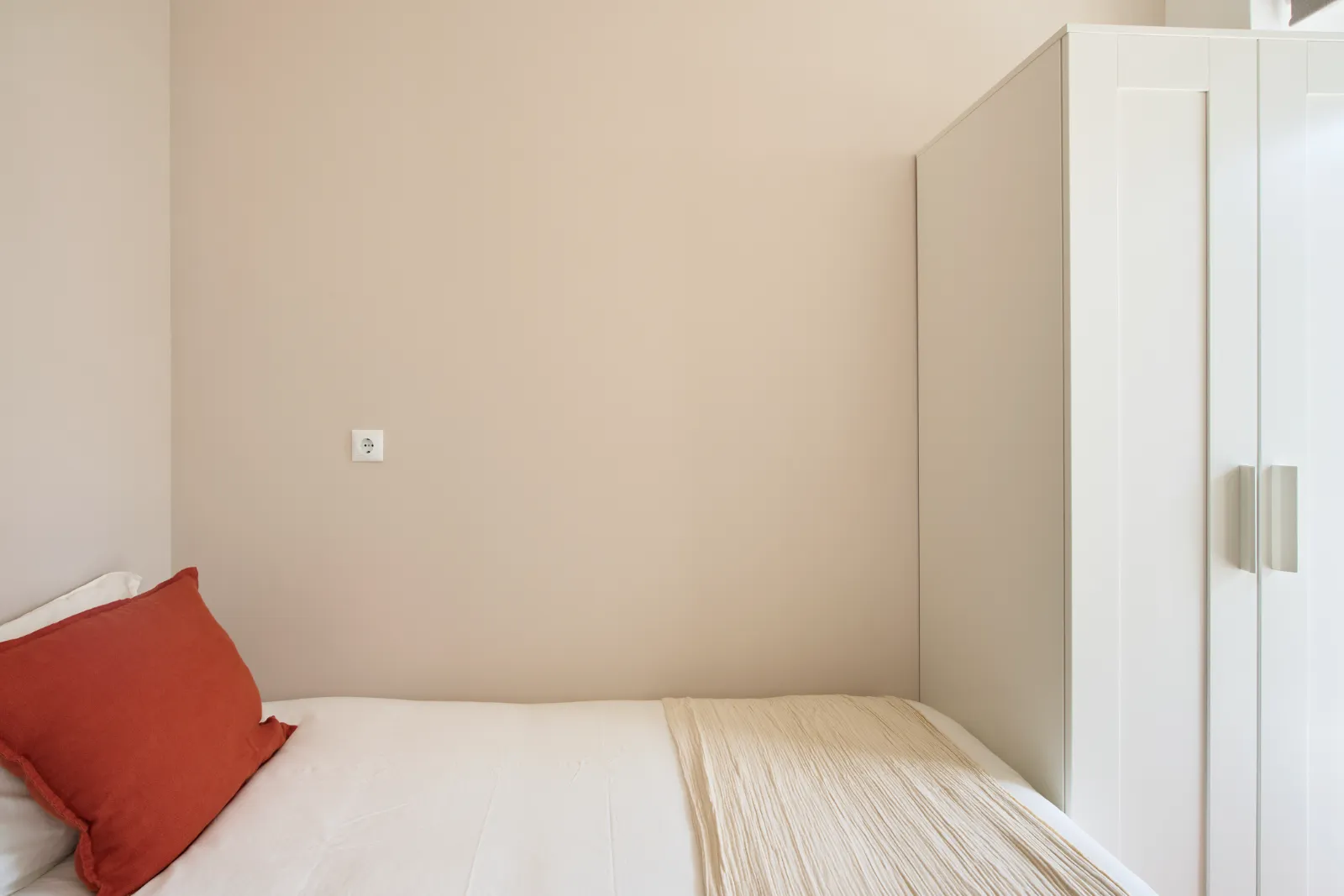 Room 6 - Single Room in Alvalade, Lisbon – photo 3 of 26