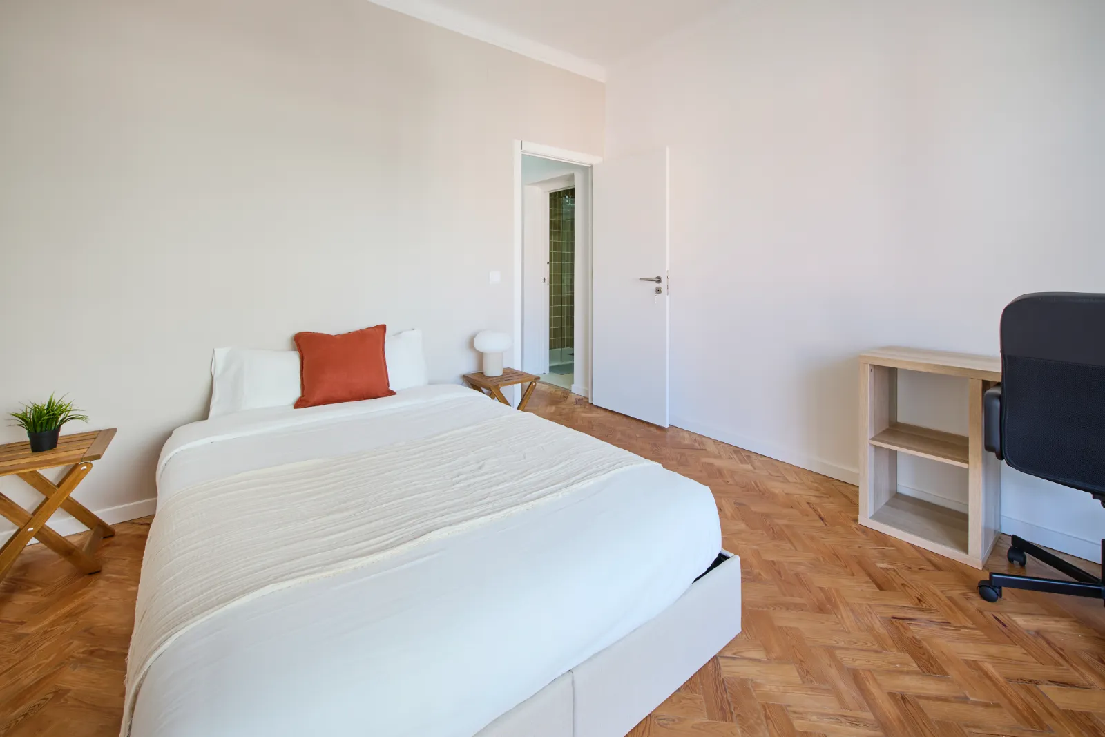 Room 9 - Double Room in Alvalade, Lisbon – photo 5 of 28