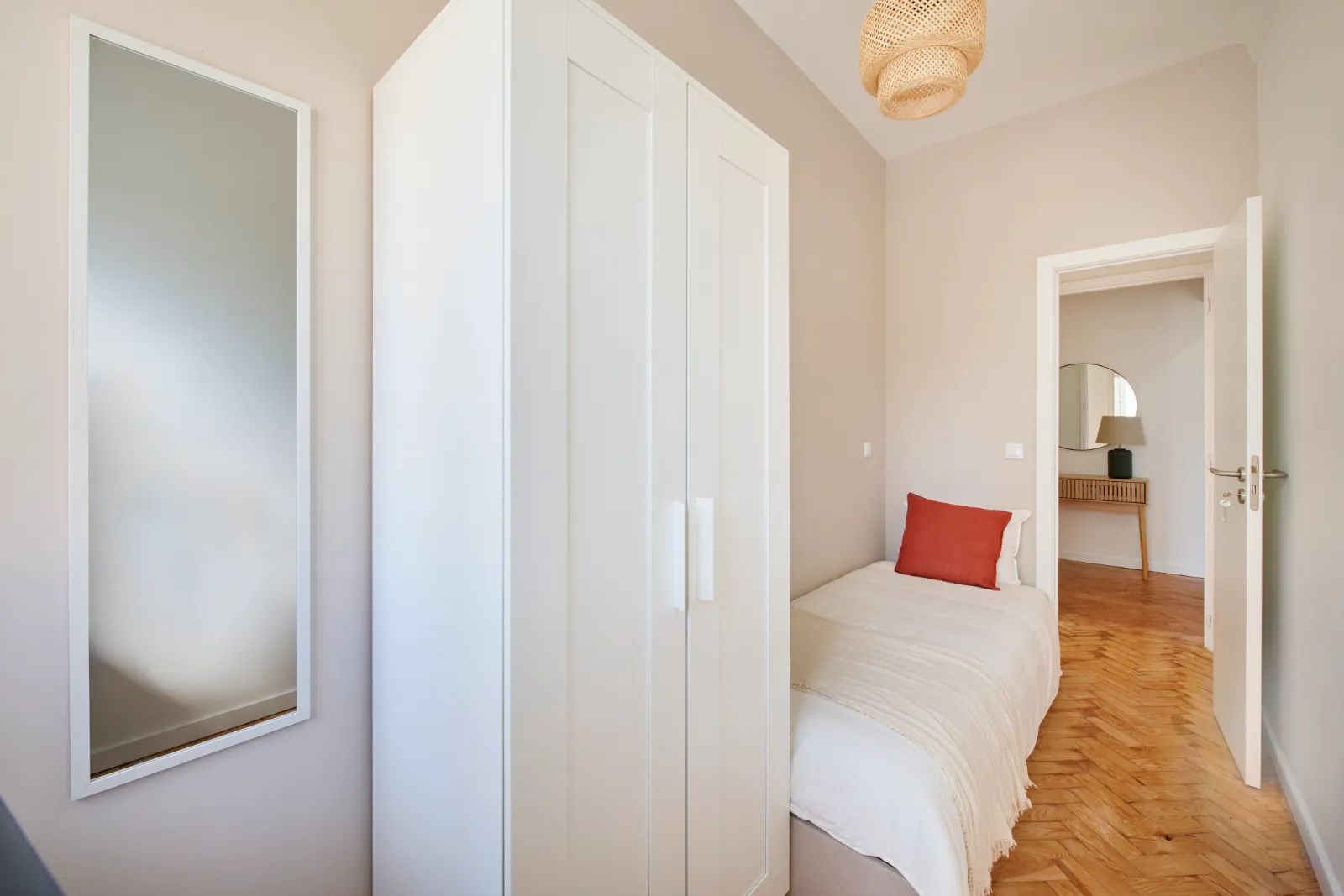 Room 5 - Single Room in lisboa – photo 1 of 4