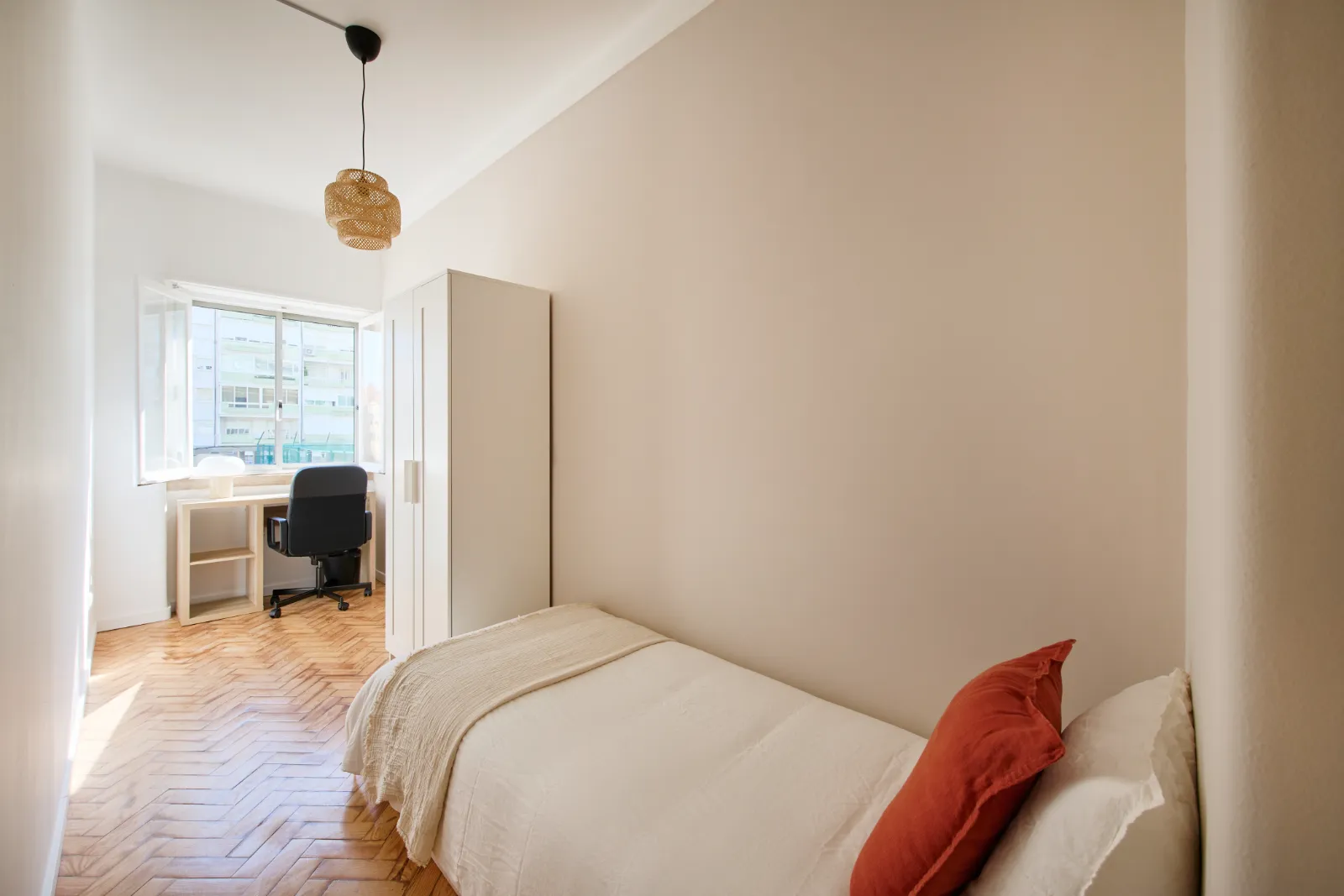 Room 1 - Single Room in lisboa – photo 1 of 3