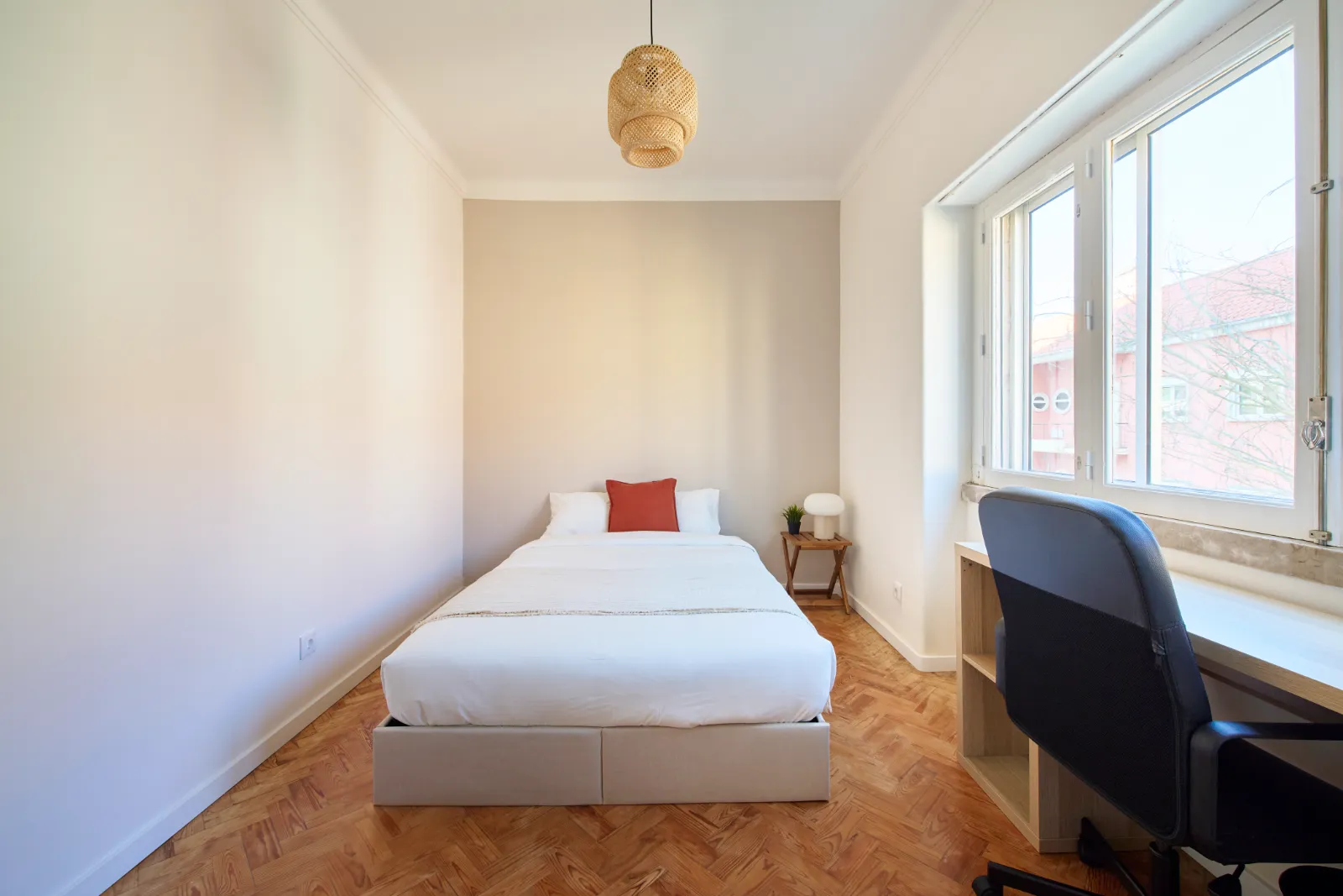 Room 8 - Double Room in Alvalade, Lisbon – photo 4 of 27