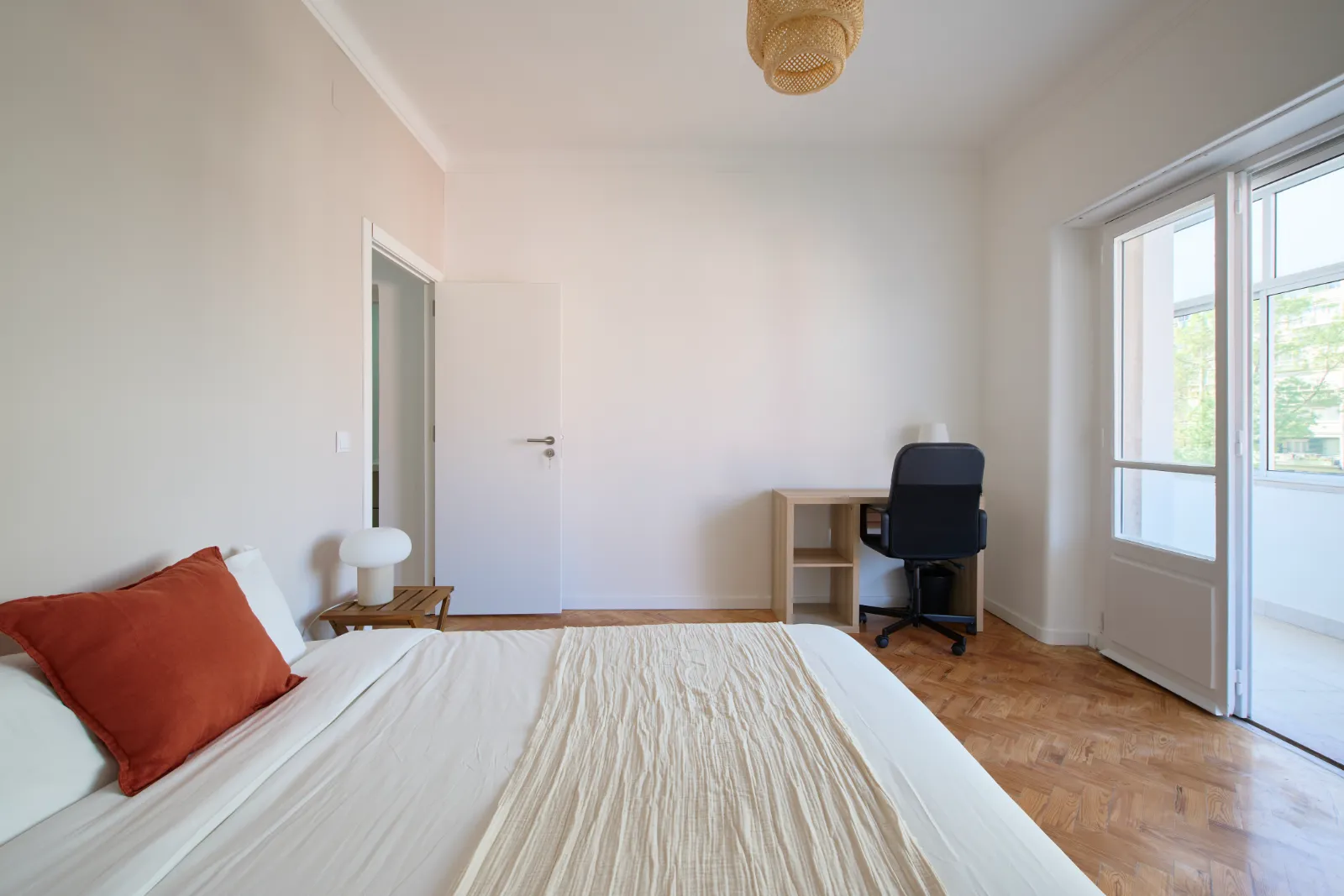Room 9 - Double Room in Alvalade, Lisbon – photo 4 of 28