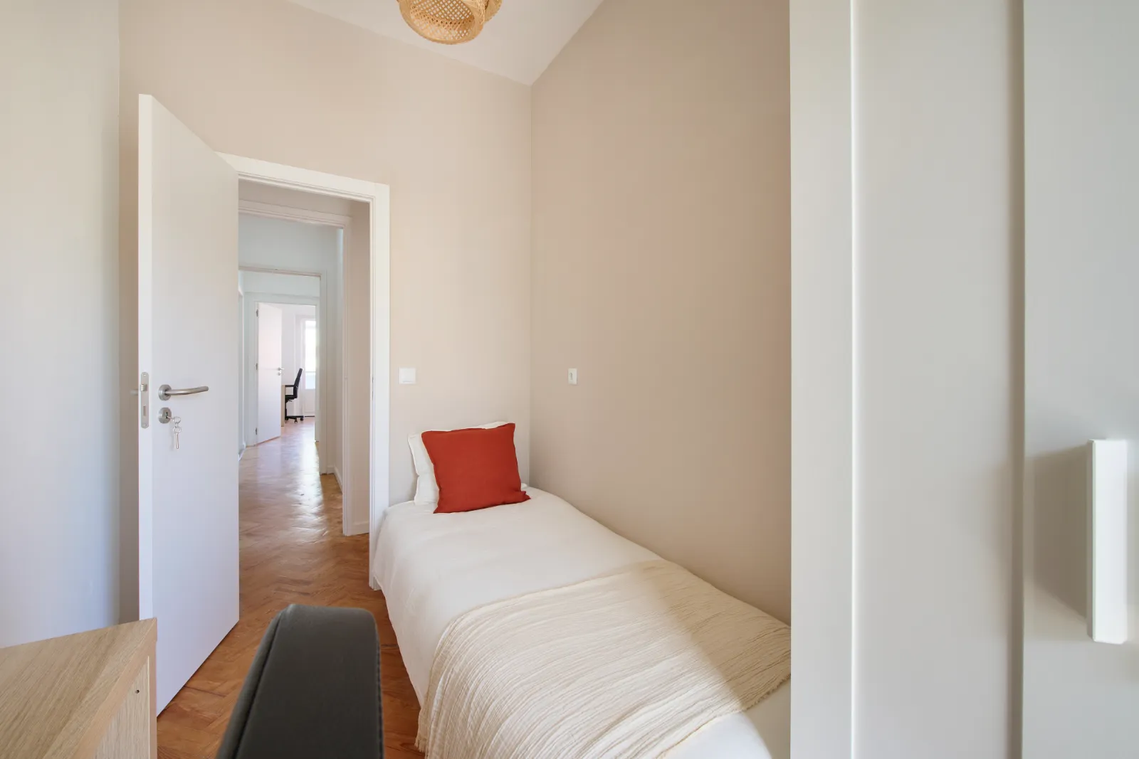 Room 6 - Single Room in Alvalade, Lisbon – photo 2 of 26
